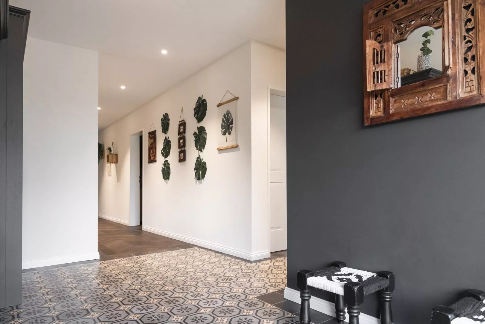 VIA Fliesen im Flur mit Holz