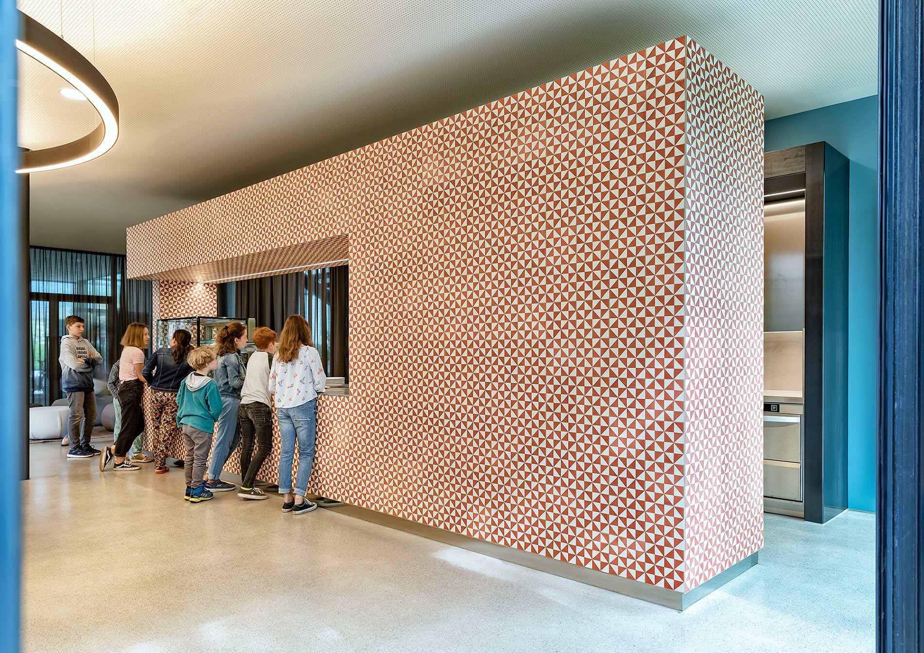 Schulcafe-Theke verkleidet mit VIA Dreiecksplatten