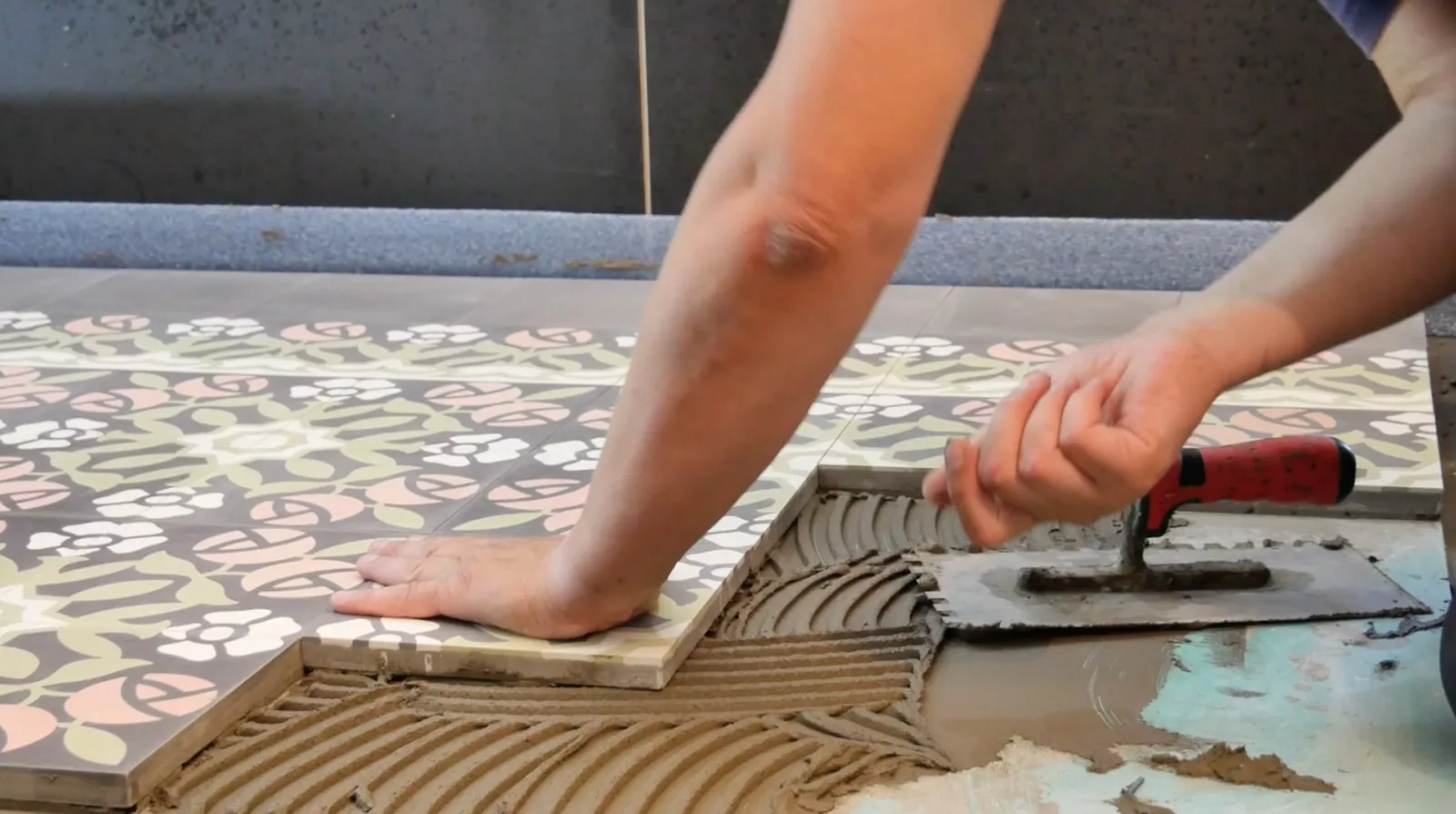 Verlegen von Zementfliesen