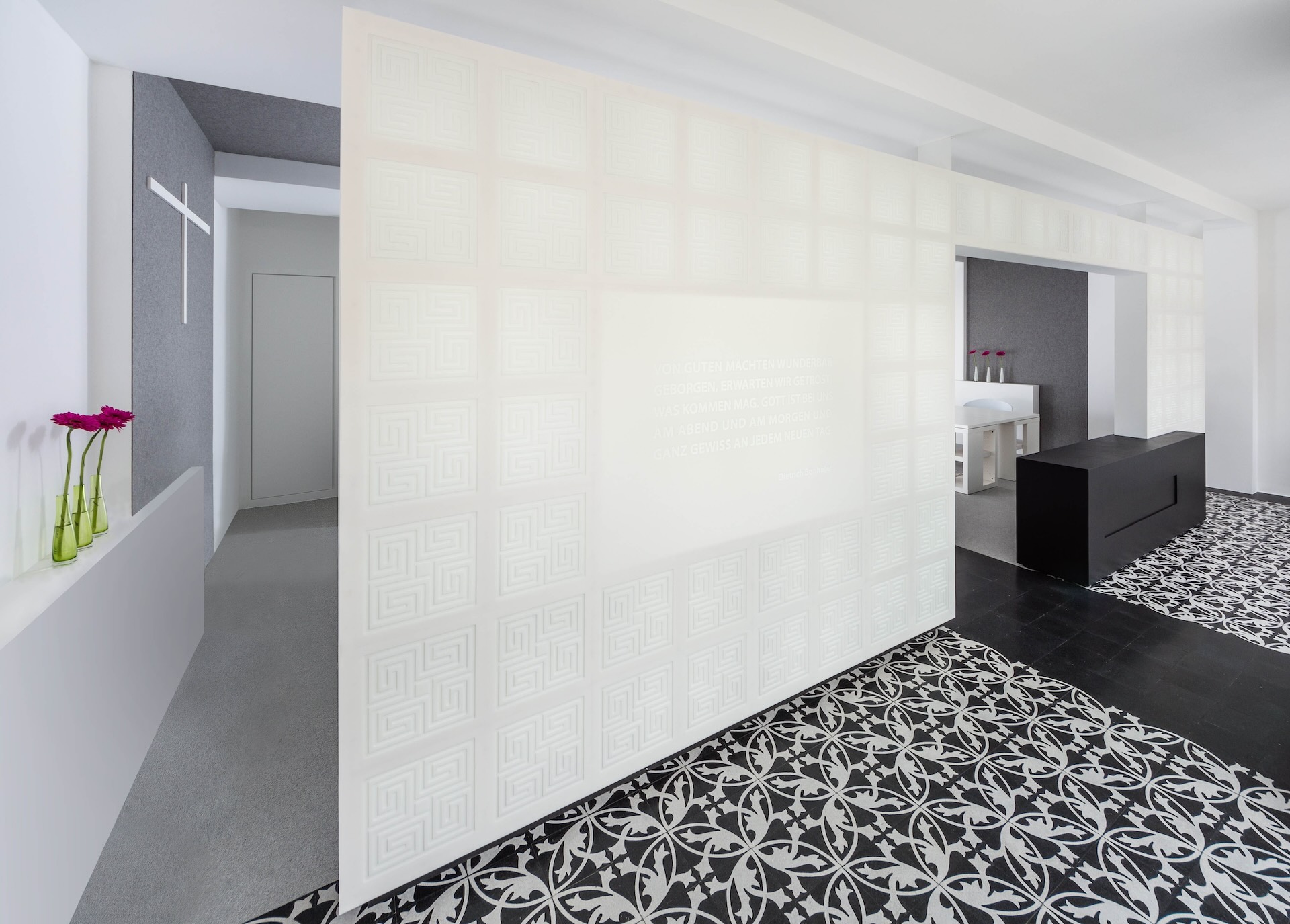 schwarz/weiße Terrozzoplatten in einem modernem Zimmer
