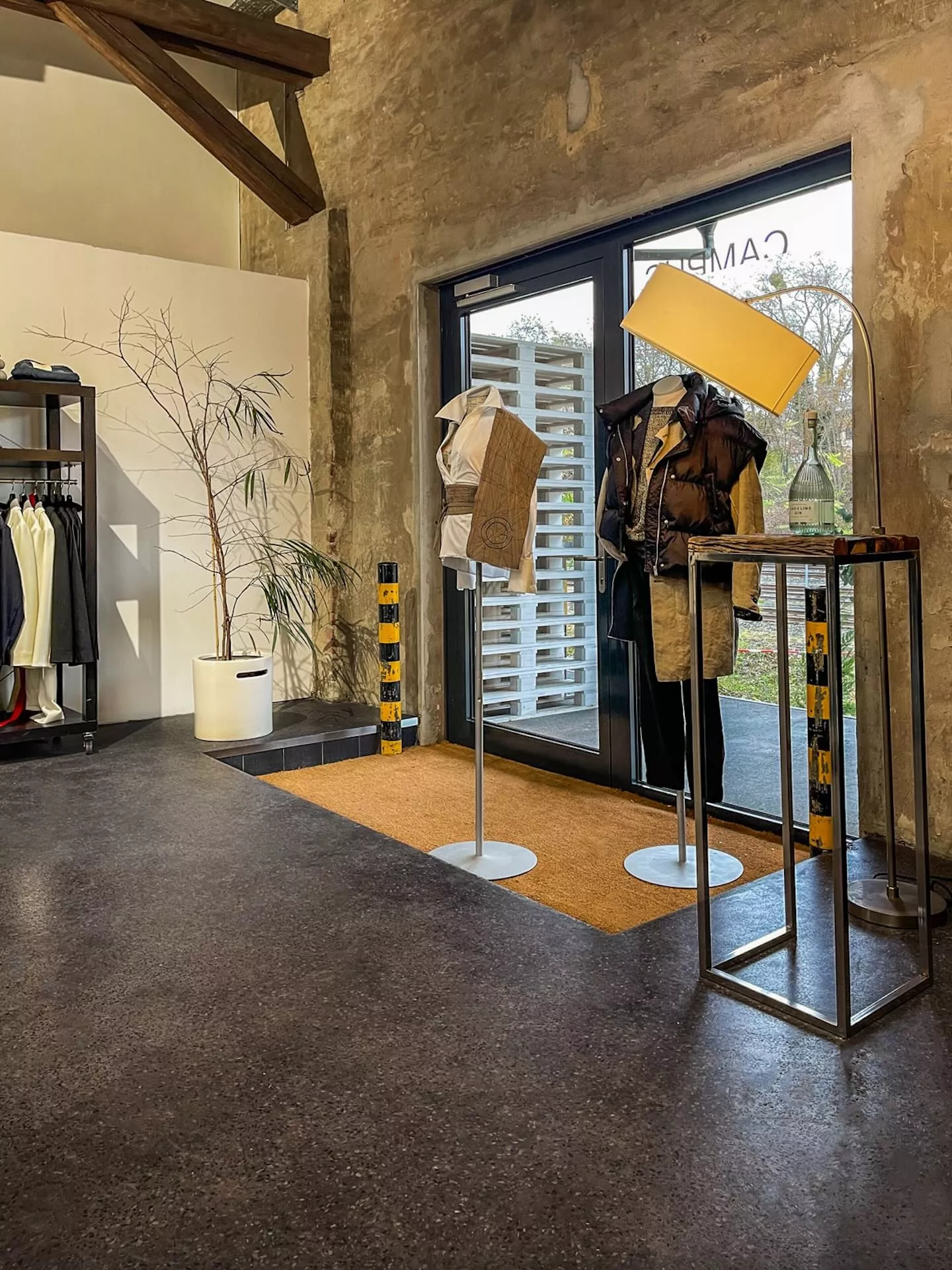 Schwarzer VIA Terrazzo im Kleidungsladen