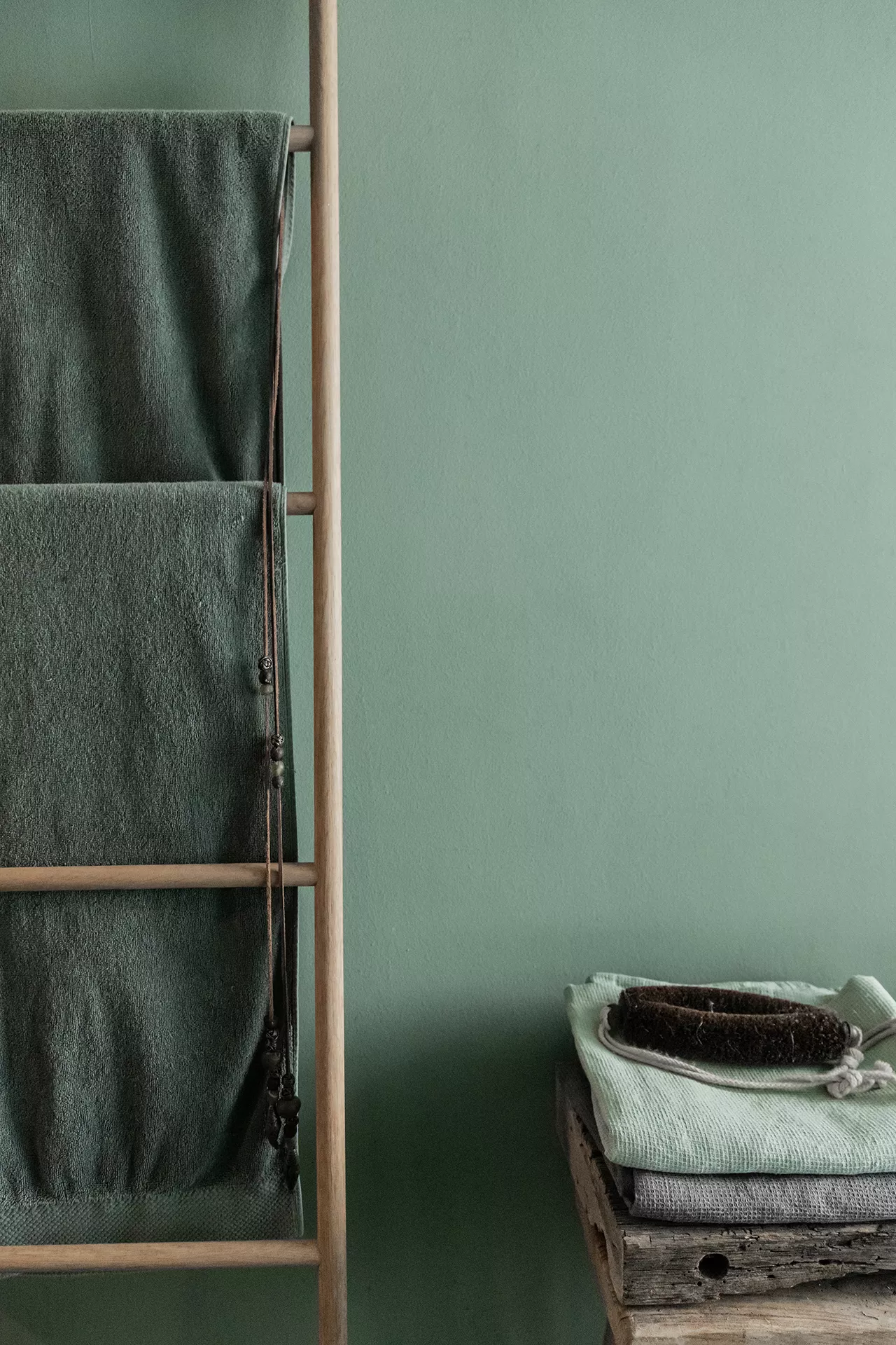 Grüne Wand mit Holzleiter für Handtücher