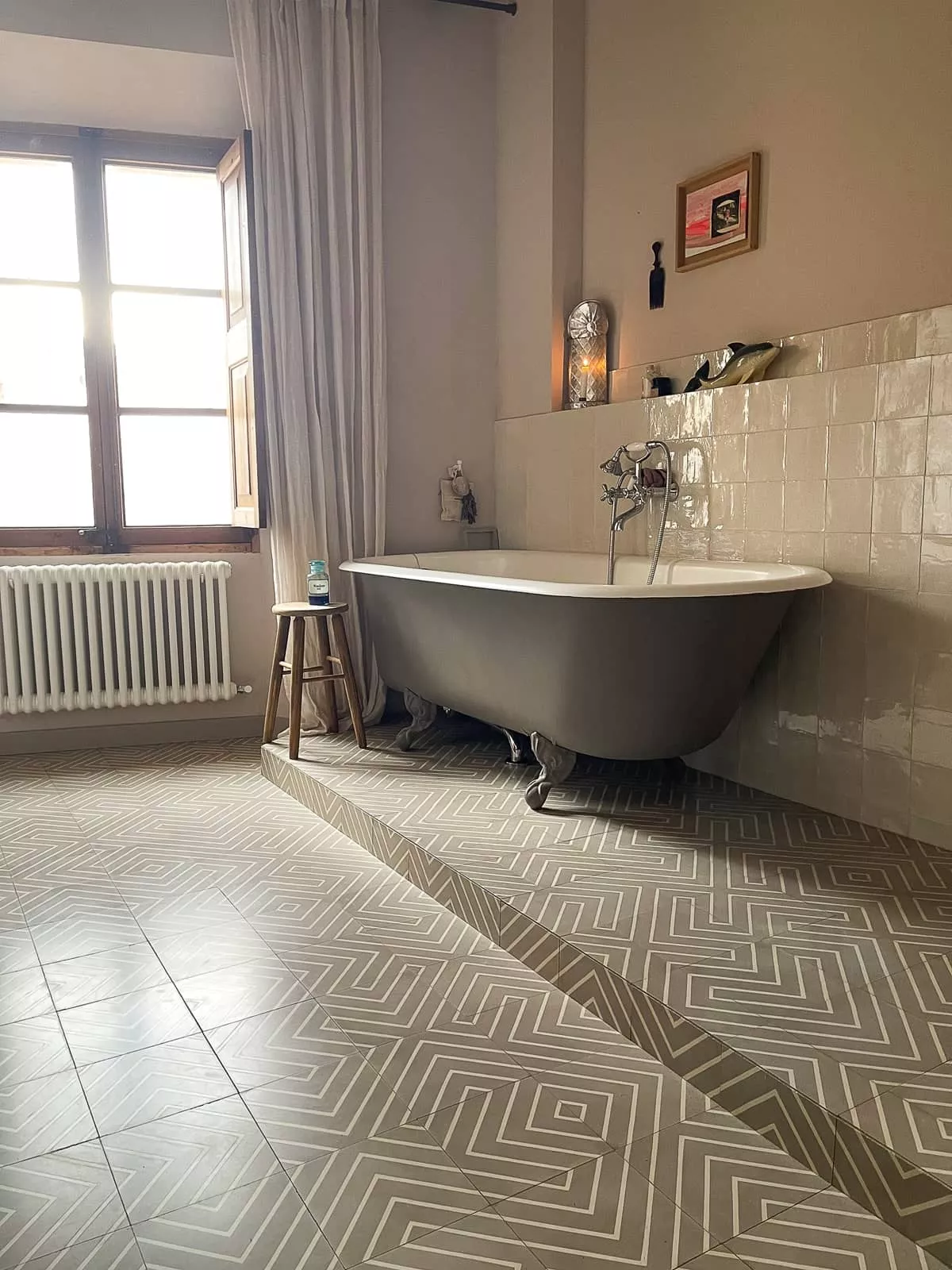 VIA Zementfliesen in grauweiss mit Badewanne