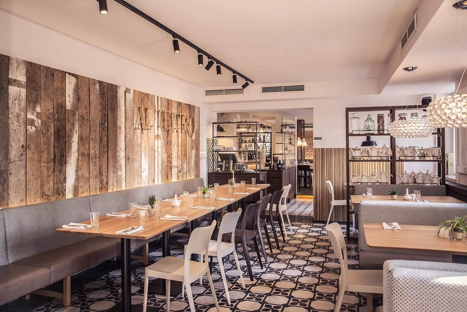 gemusterte Terrazzofliesen in einem hübschen Café