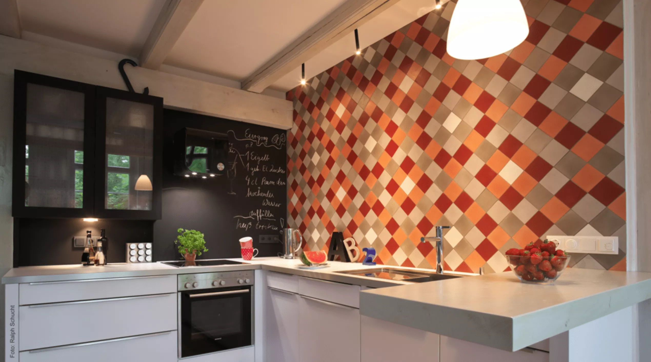 Küche zum Teil mit Zementfliesen gefliest