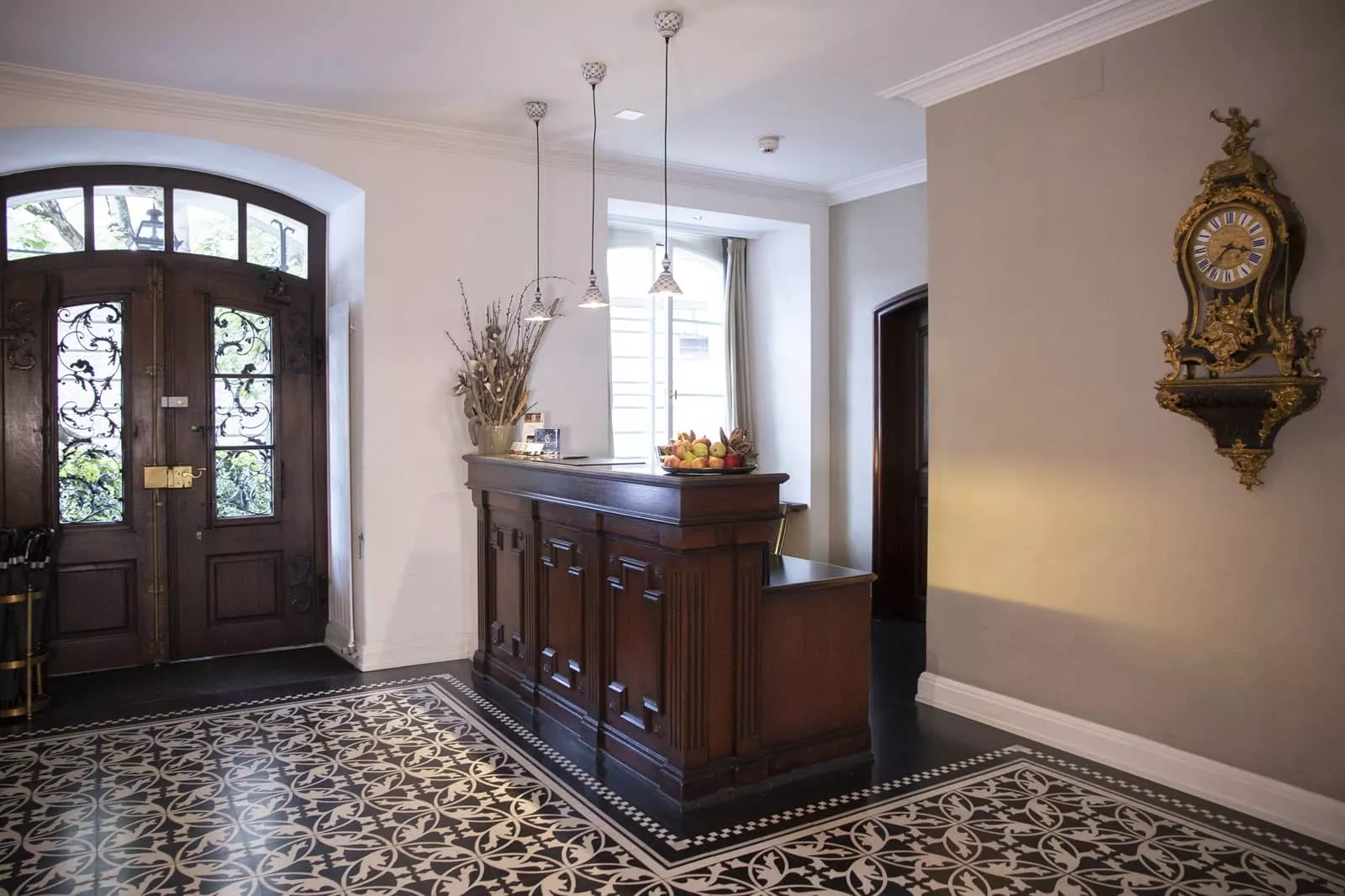 gemusterte Terrazzofliesen an einer Rezeption