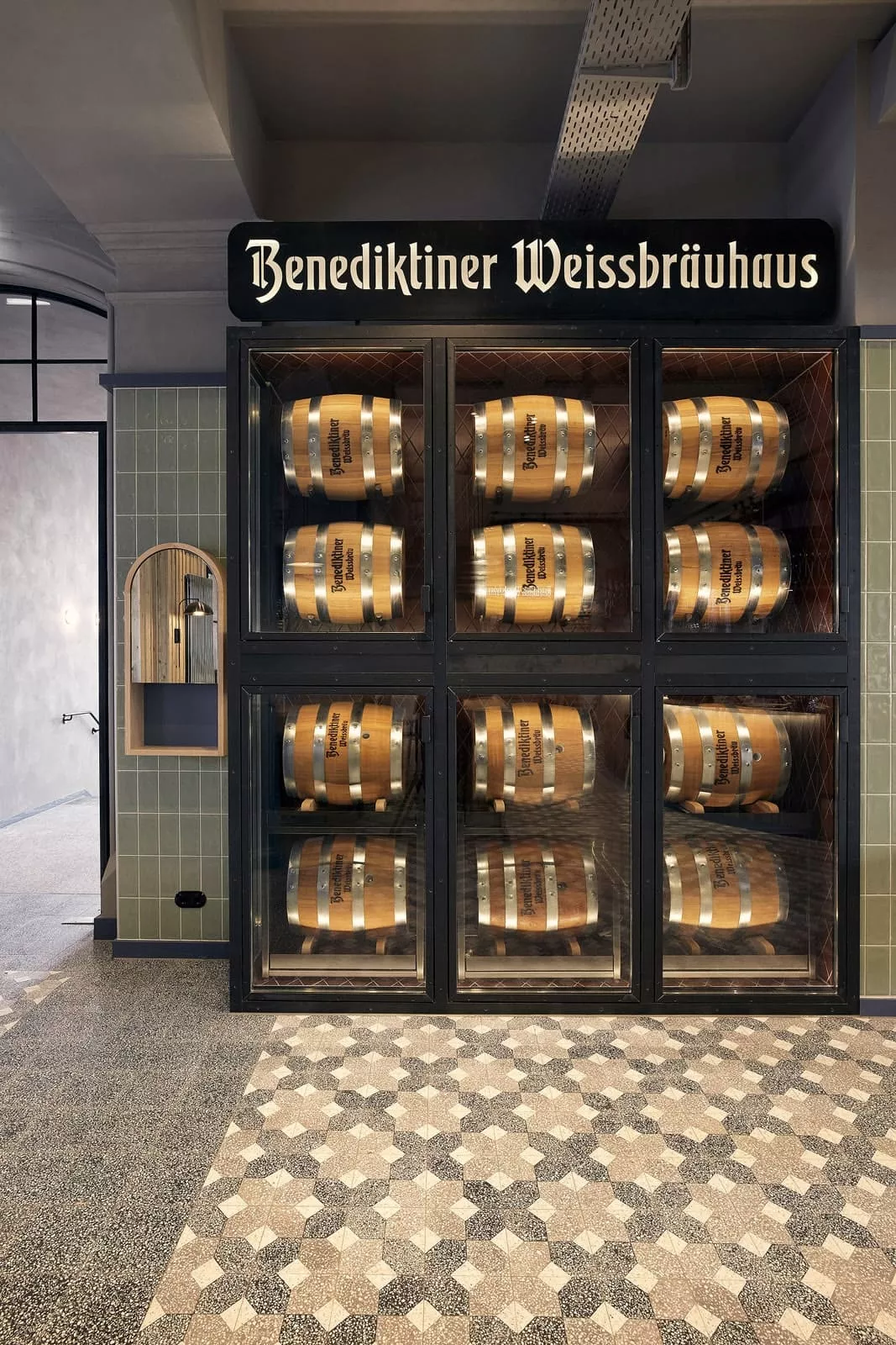 gemusterte Terrazzofliesen vor einem Weinschrank