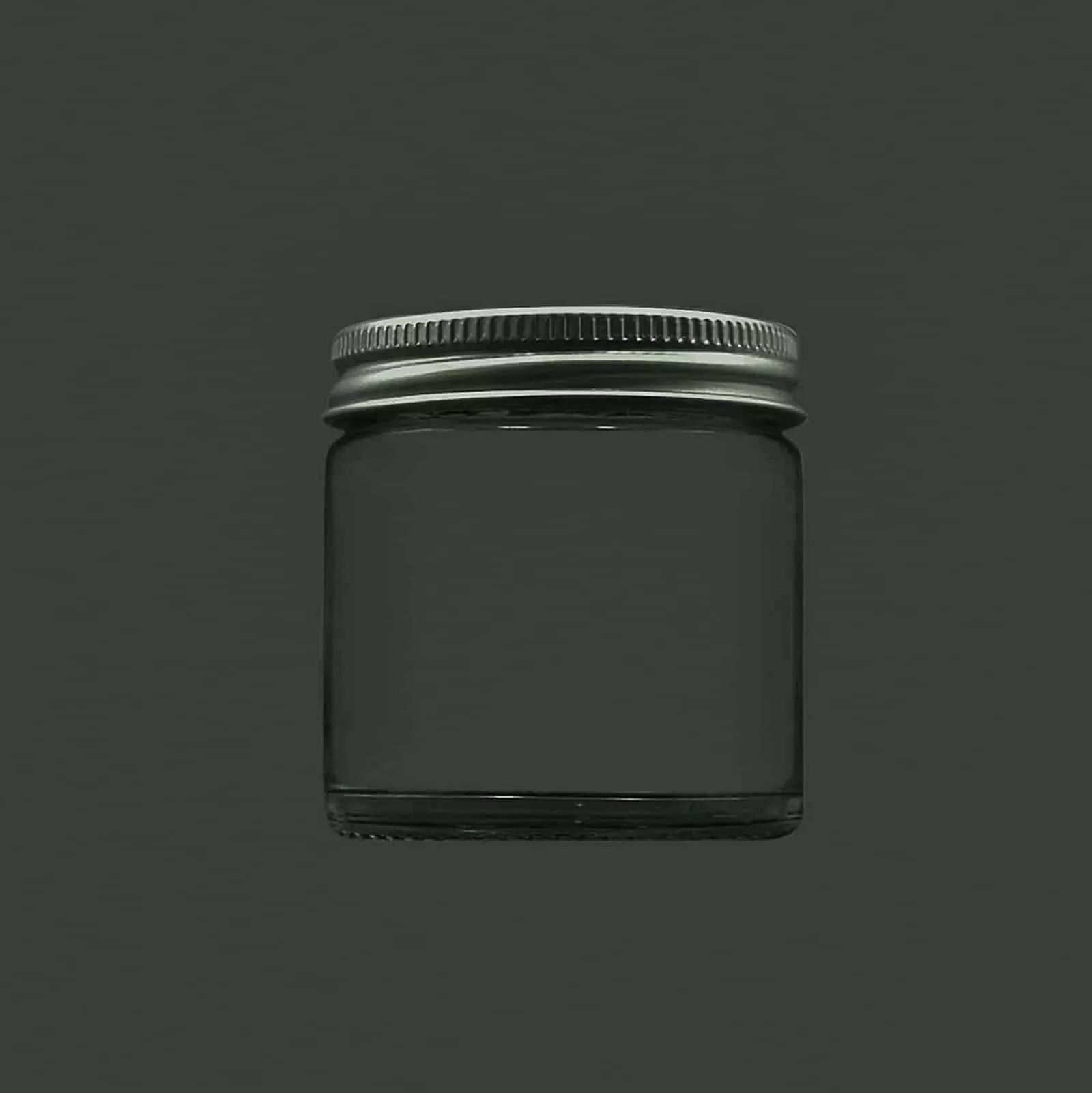 geschlossenes Gläschen mit grünem Hintergrund