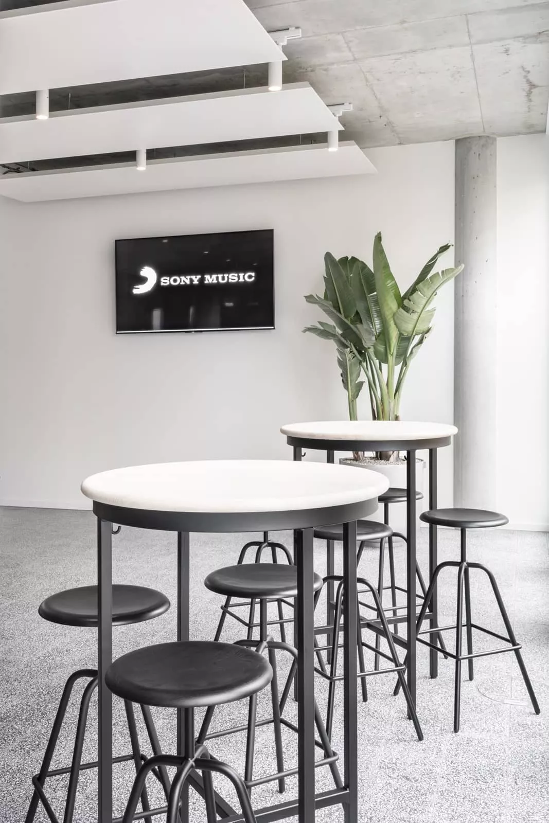 Terrazzoplatten in schwarz im Sony Bistro