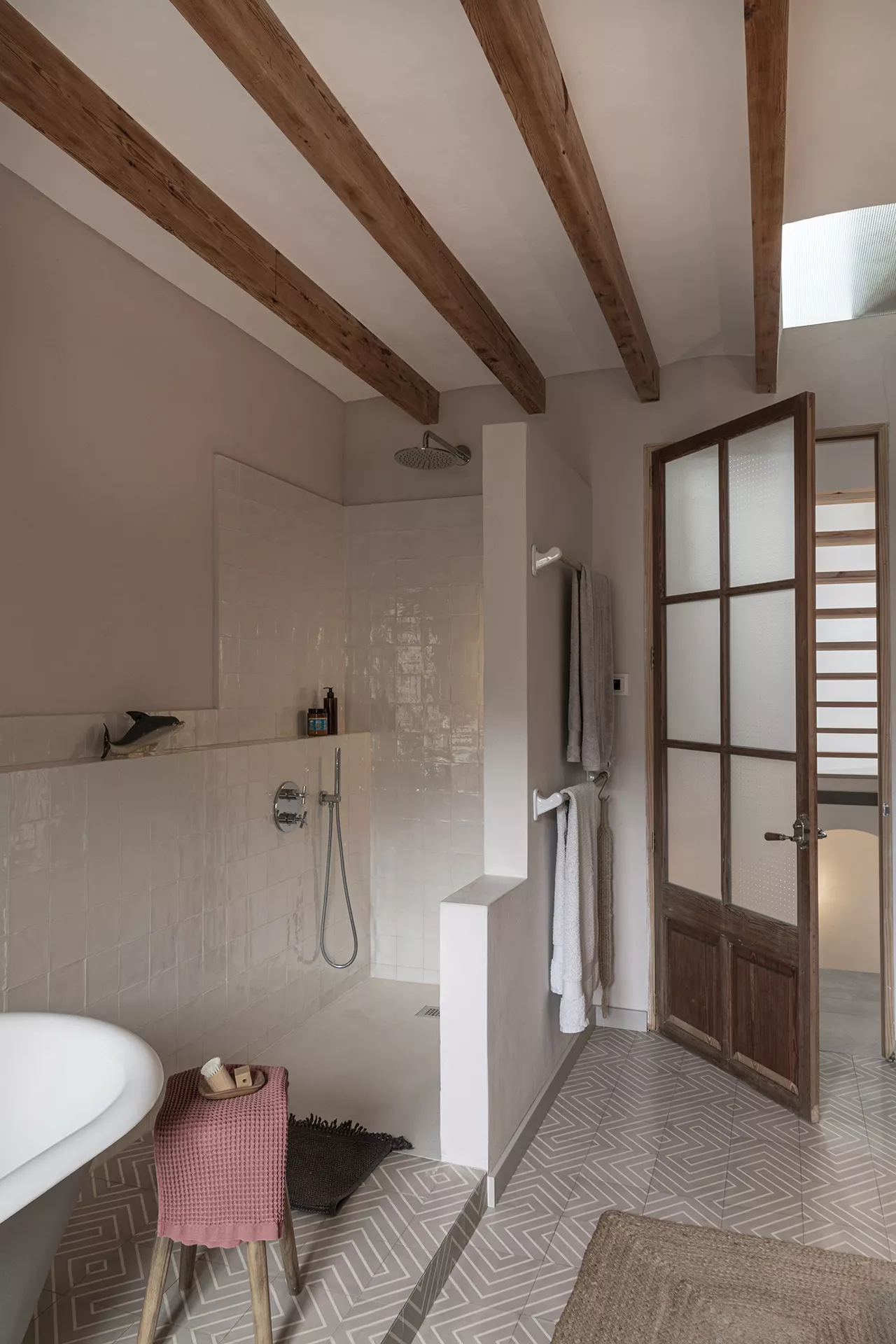 Badezimmer mit creme und beiger Zementmosaikplatte mit Walkin Dusche