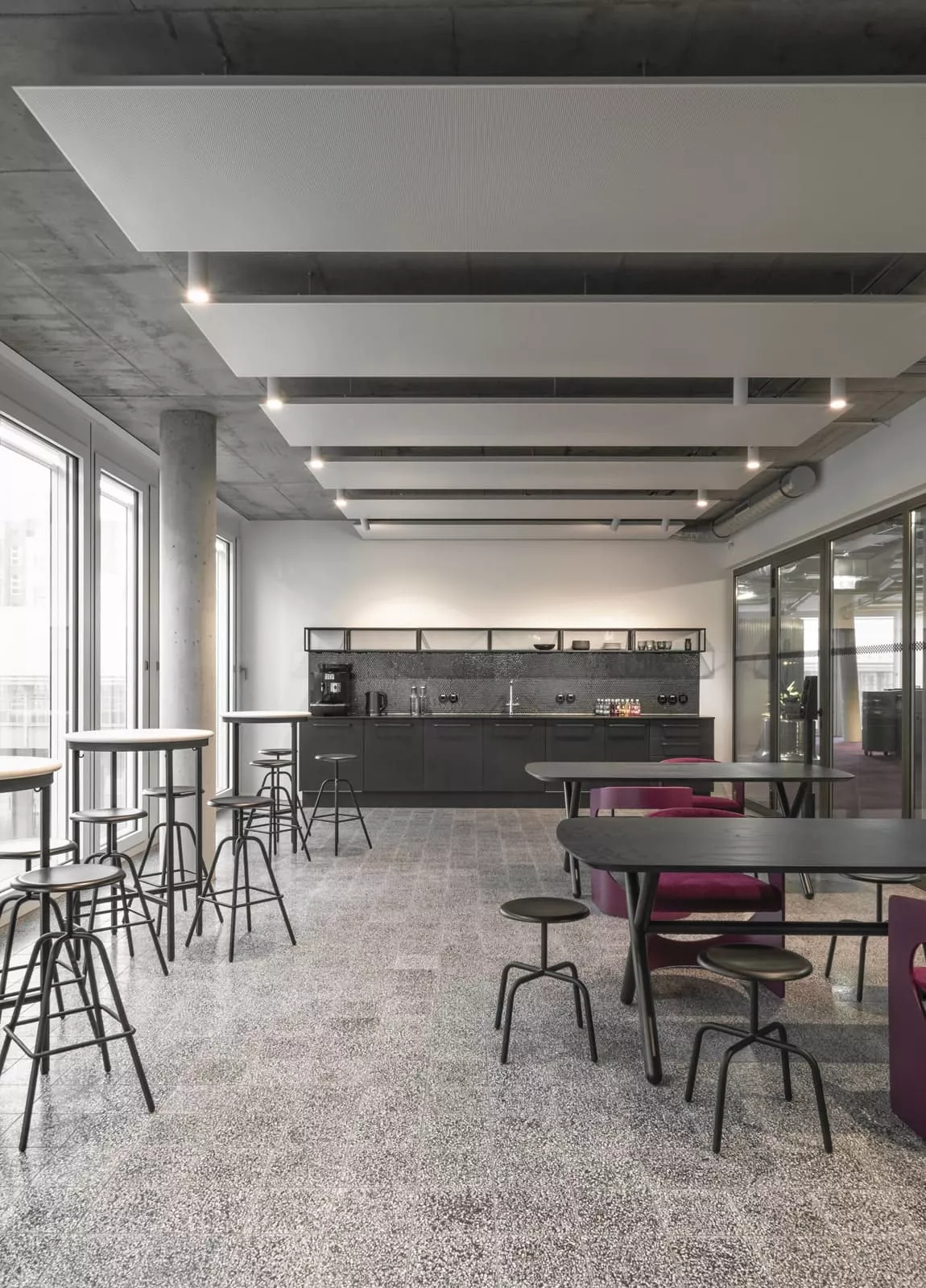 Terrazzoplatten in schwarz in der  Sony Kantine