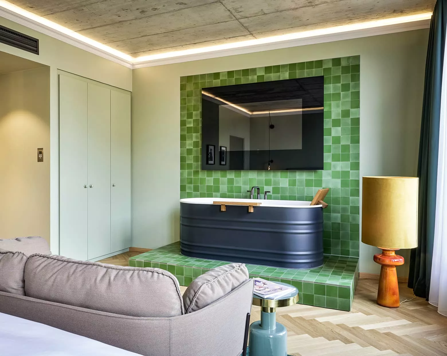 Wohnzimmer mit grünen Zementfliesen