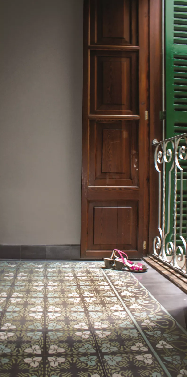 kreidefarbene Wand mit Fenster