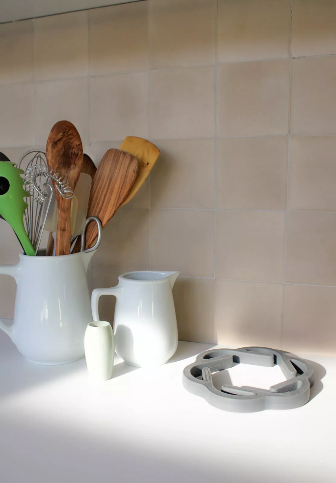 Küchenutensilien und im Hintergrund Zementfliesen