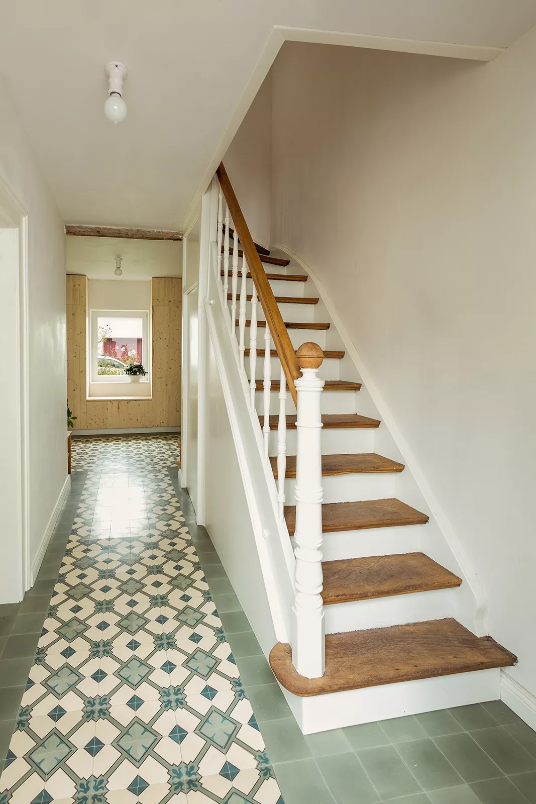 Grünblauer Muster mit Zementfliesen im Flur