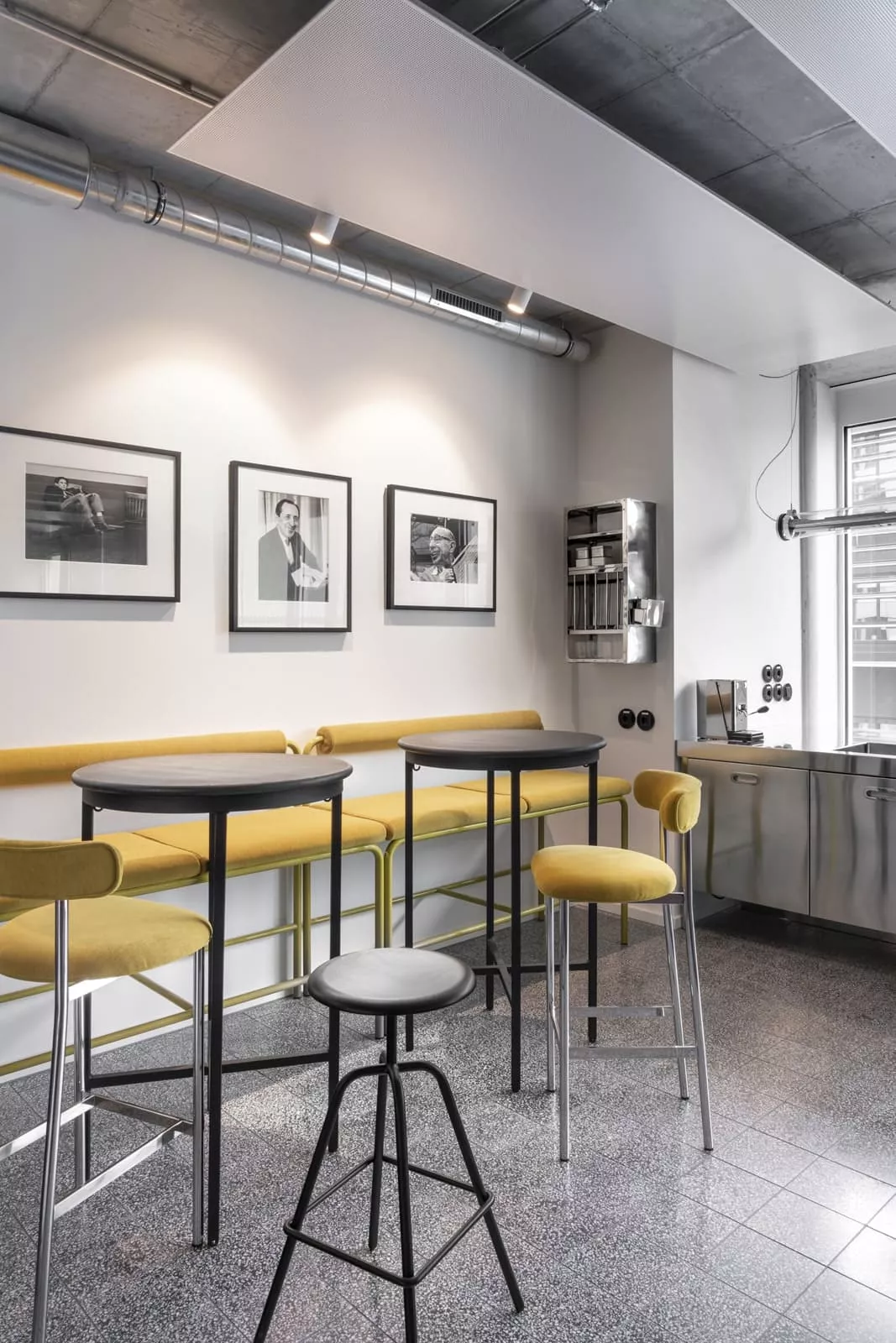 Terrazzoplatten in schwarz im Sony Bistro