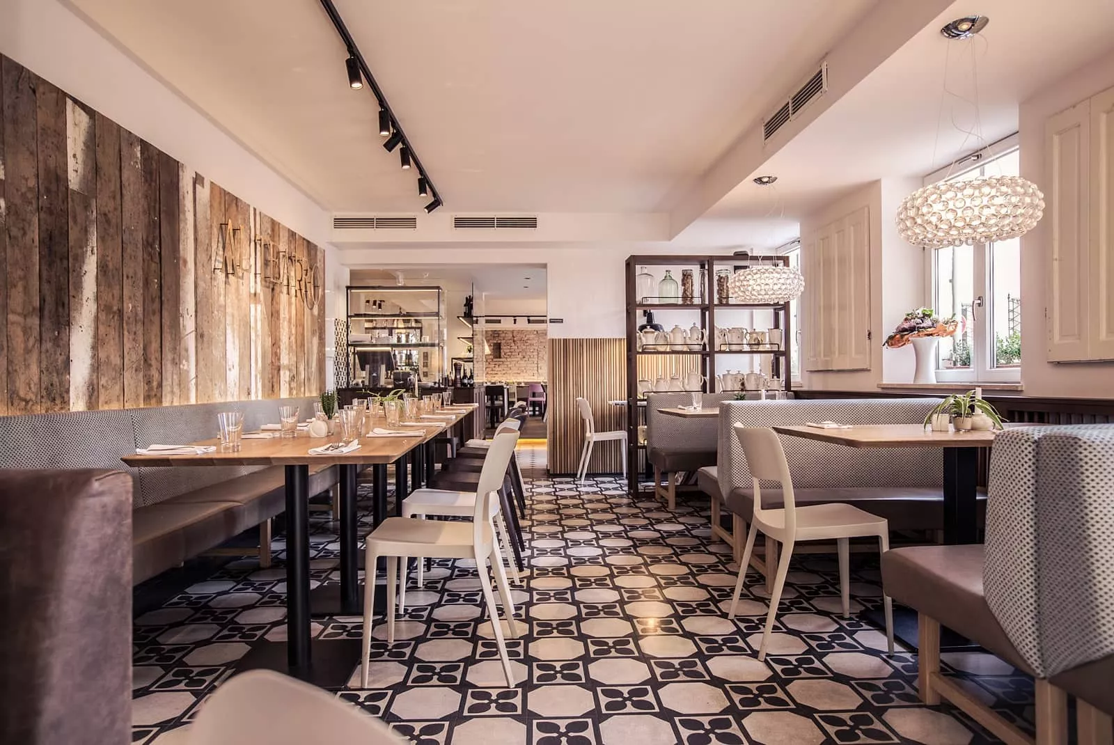 gemusterte Terrazzofliesen in einem hübschen Café