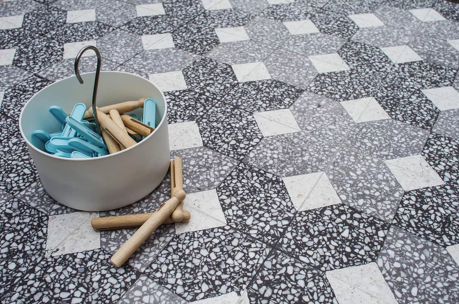 Terrazoplatten gemustert in einem Korb auf dem Boden stehend