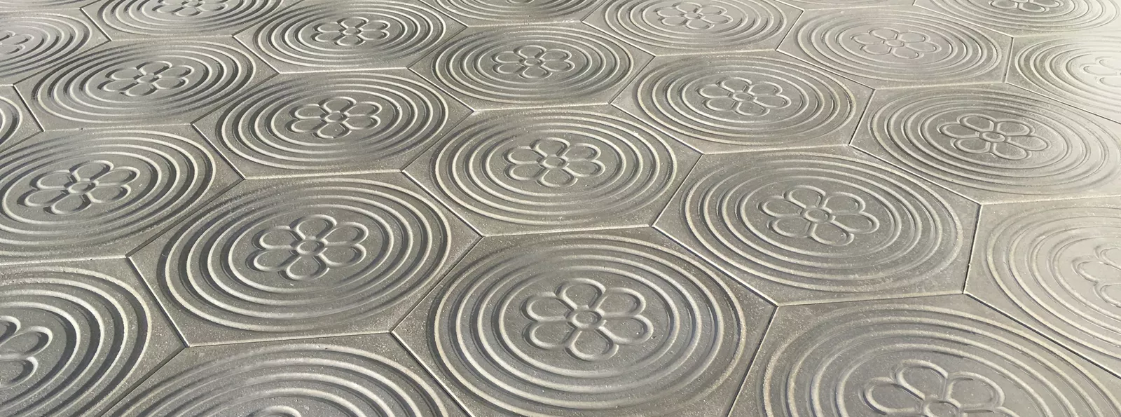 Trottoirplatten mit Kreisen und Blumen als Msuter