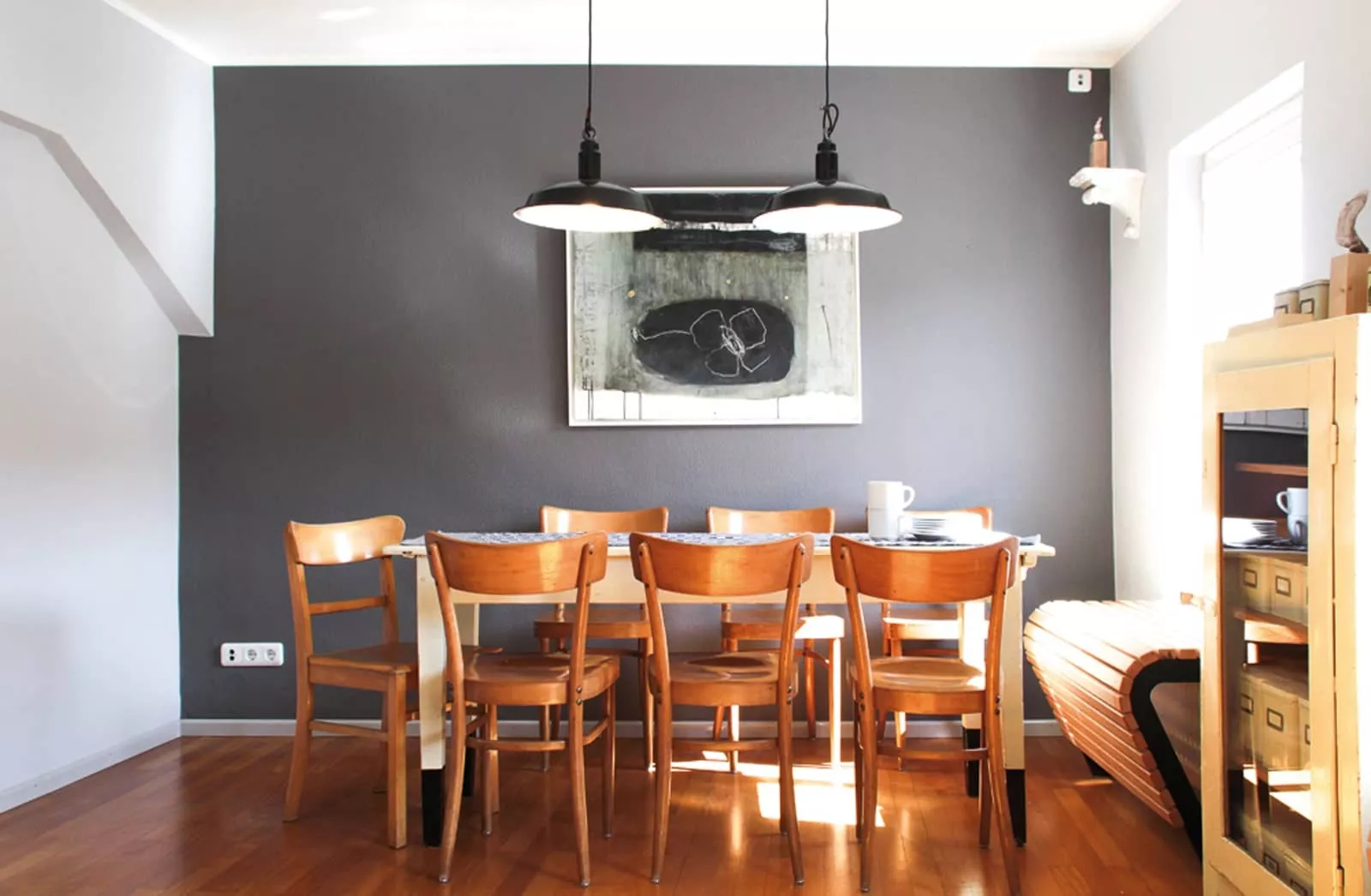 Esszimmer mit VIA Kreidefarbe und Holzstühlen