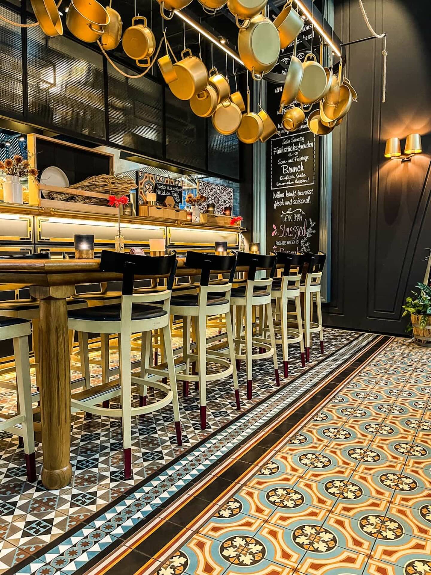 zementfliesen mit zwei Mustern in der Wilmawunderbar in Düsseldorf