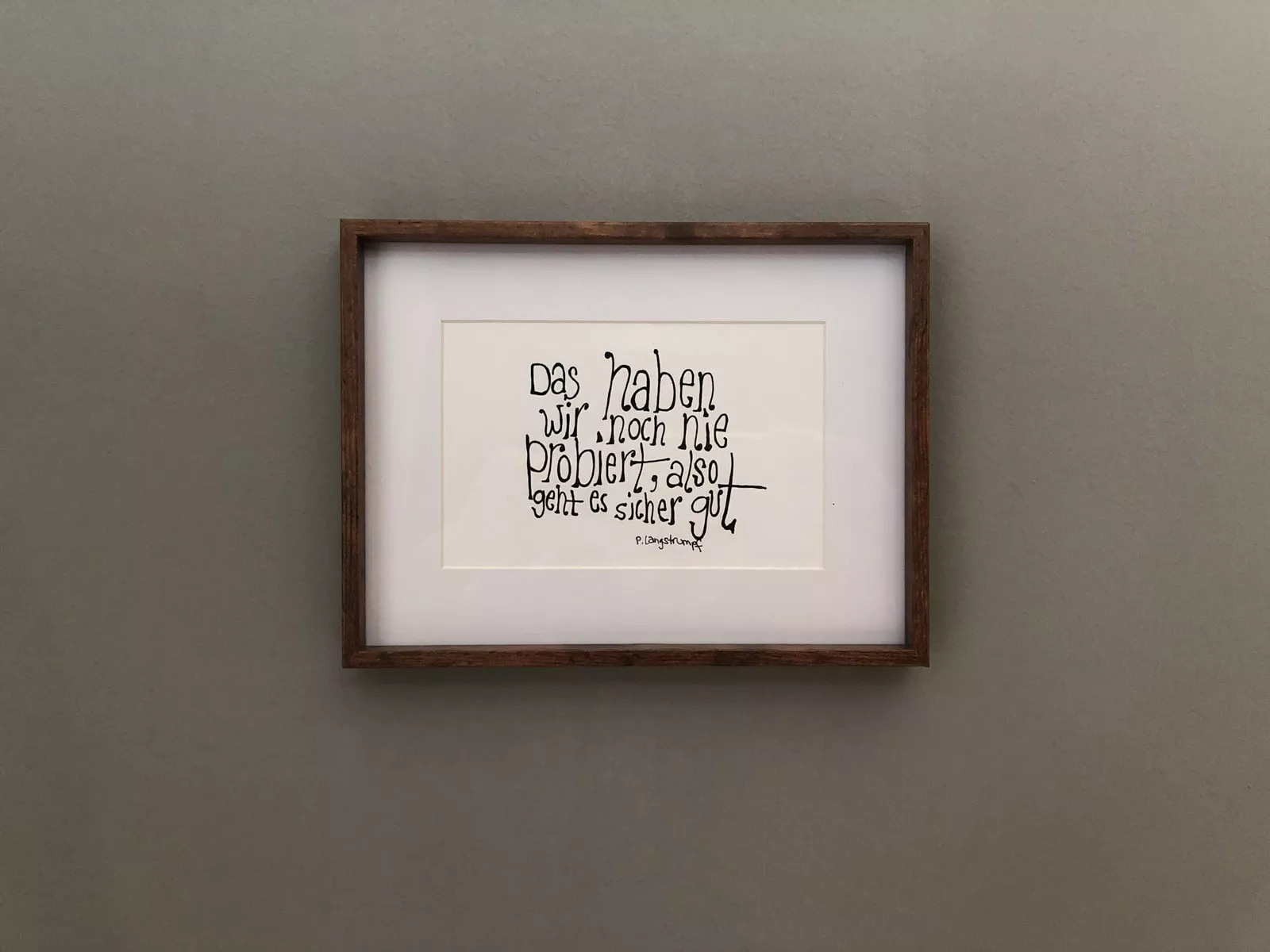 chateaugraufarbene Wand mit weißem Bild