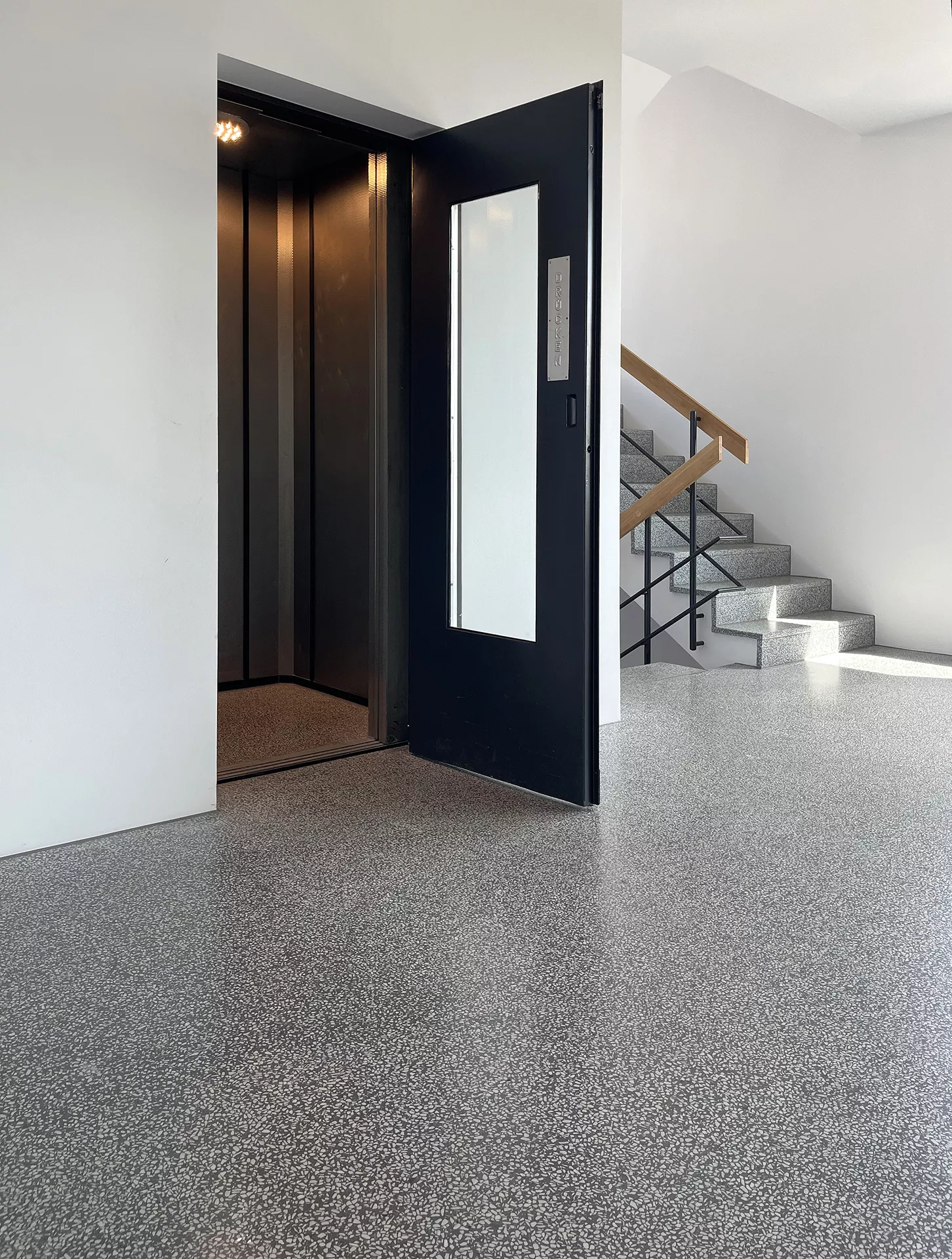 VIA Terrazzo Bürogebäude Fahrstuhl