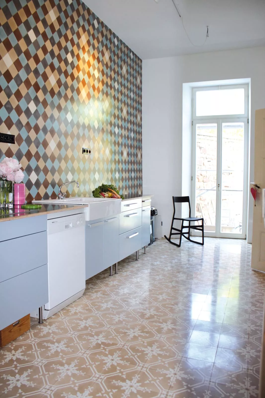 Badzimmer mit Zementfliesen Boden und Wand