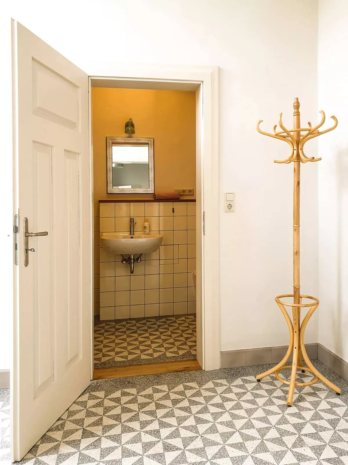 Terrazoplatten gemustert in einem Zwischenraum