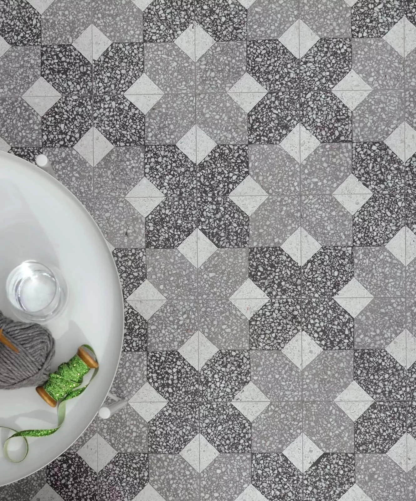 Terrazoplatten gemustert in einem Korb auf dem Boden stehend