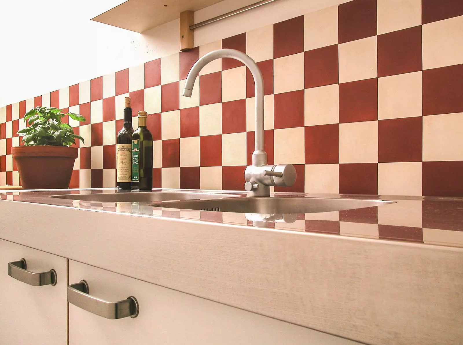 Spülbecken mit schönen rot/weißen Zementfliesen