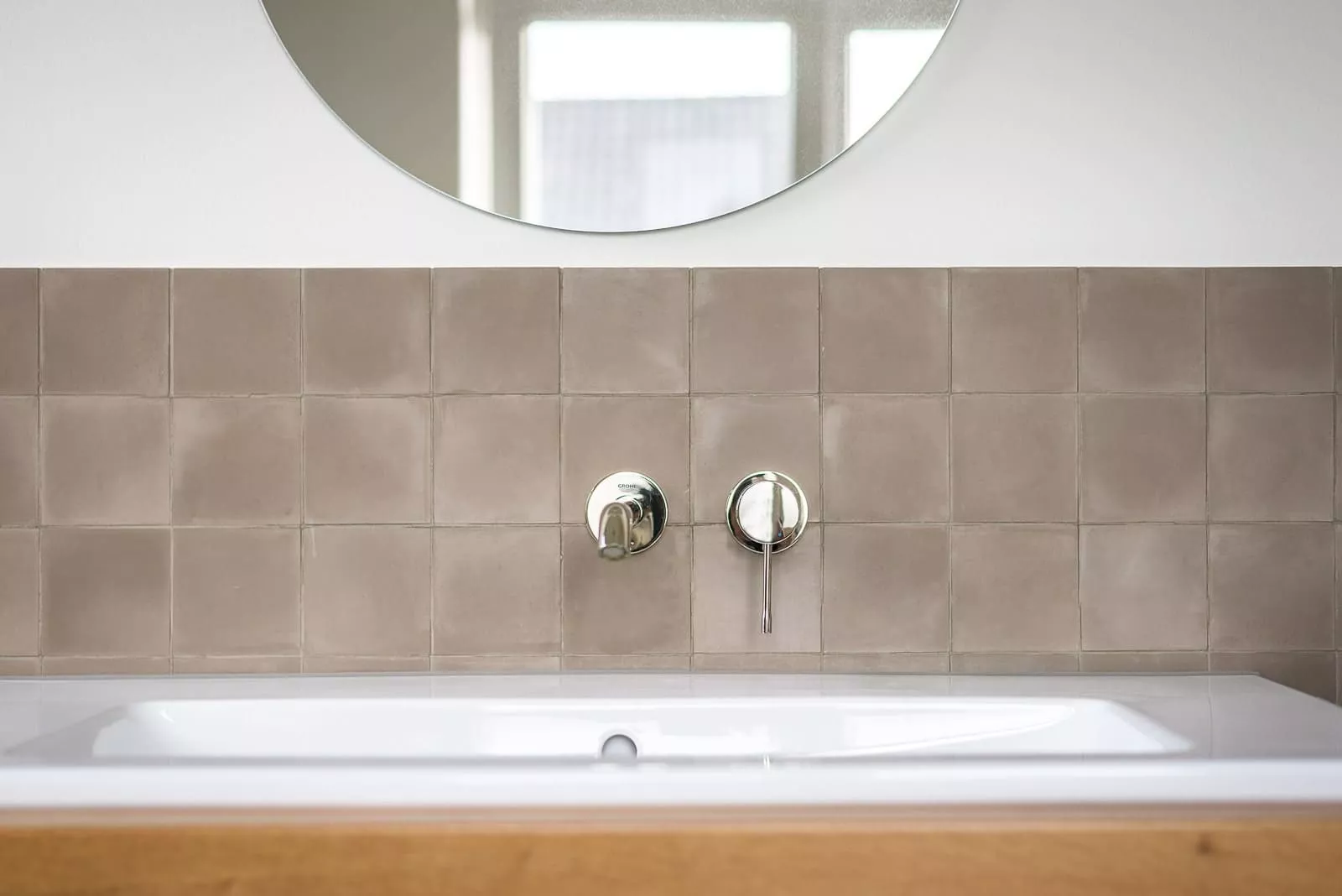 Zementfliesen von VIA in graubraun an der Wand