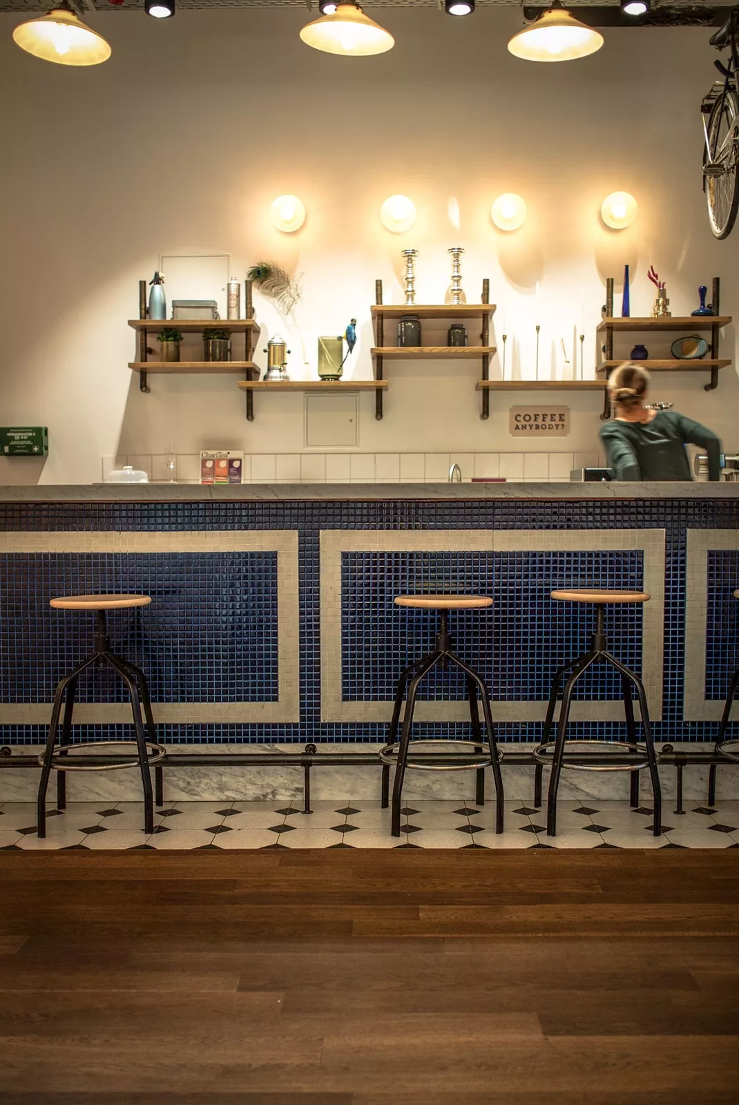 schwarz/weiße Terrazzoplatten  in einer Küche