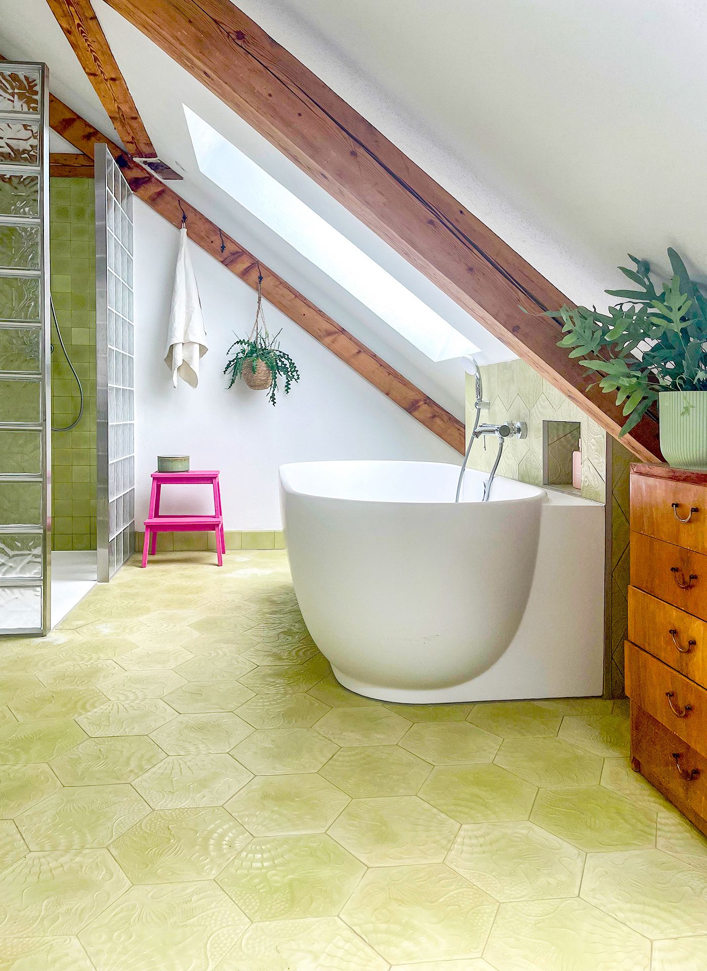 VIA Zementfliese Relief Gaudi in hellgruen