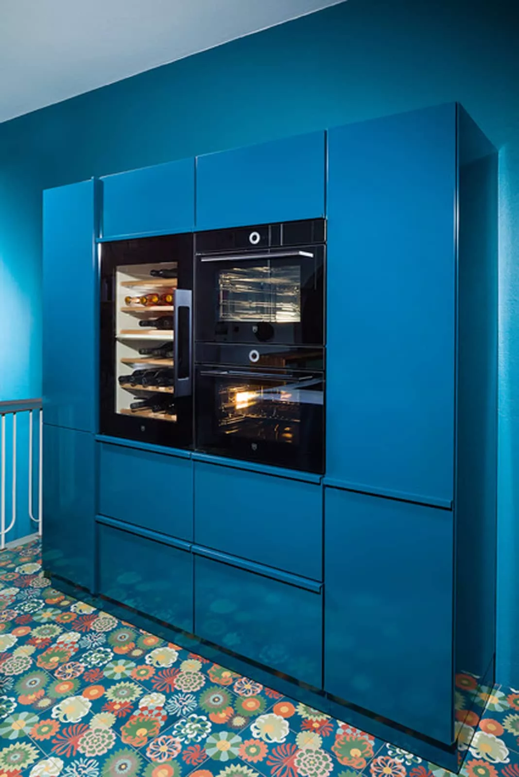 VIA ZEmentfliesen mit Blumenmuster und blauer Küche