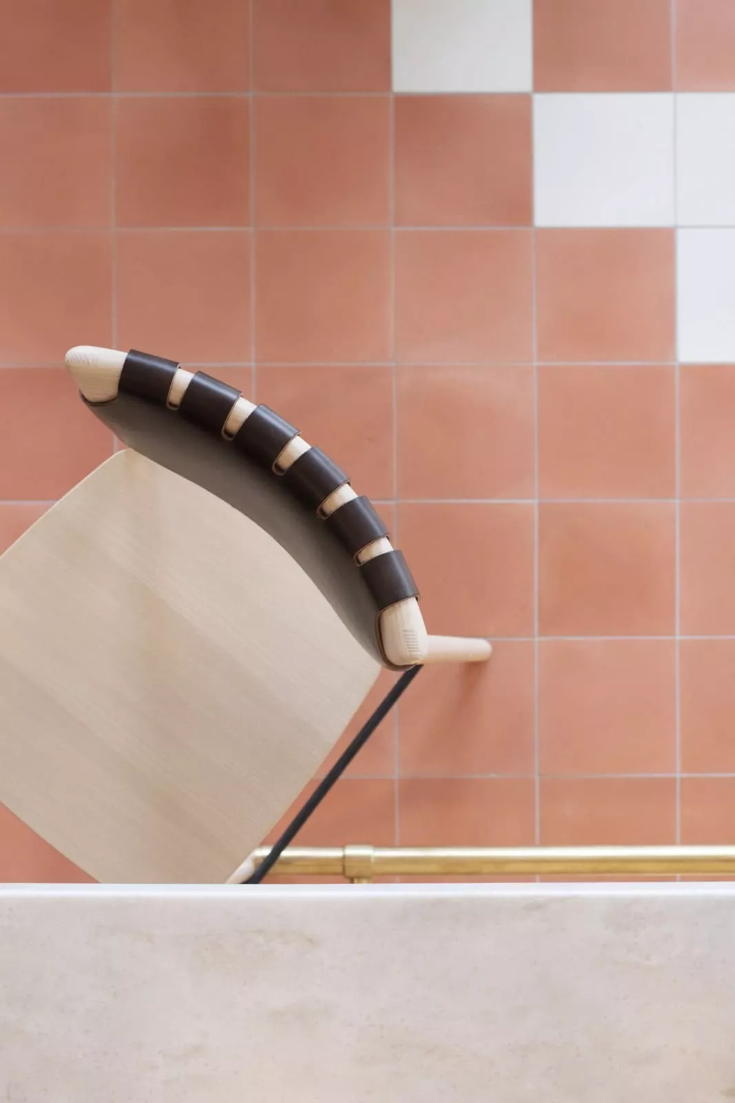 Zementfliesen in uni weiss und rosa im cafe l'aimant