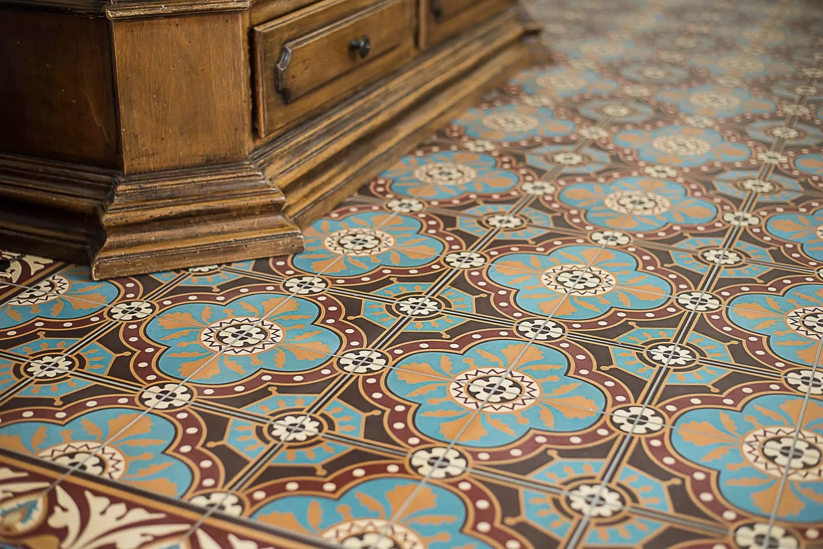 zementfliesen von VIA im  Wohnzimmer mit Holzschrank