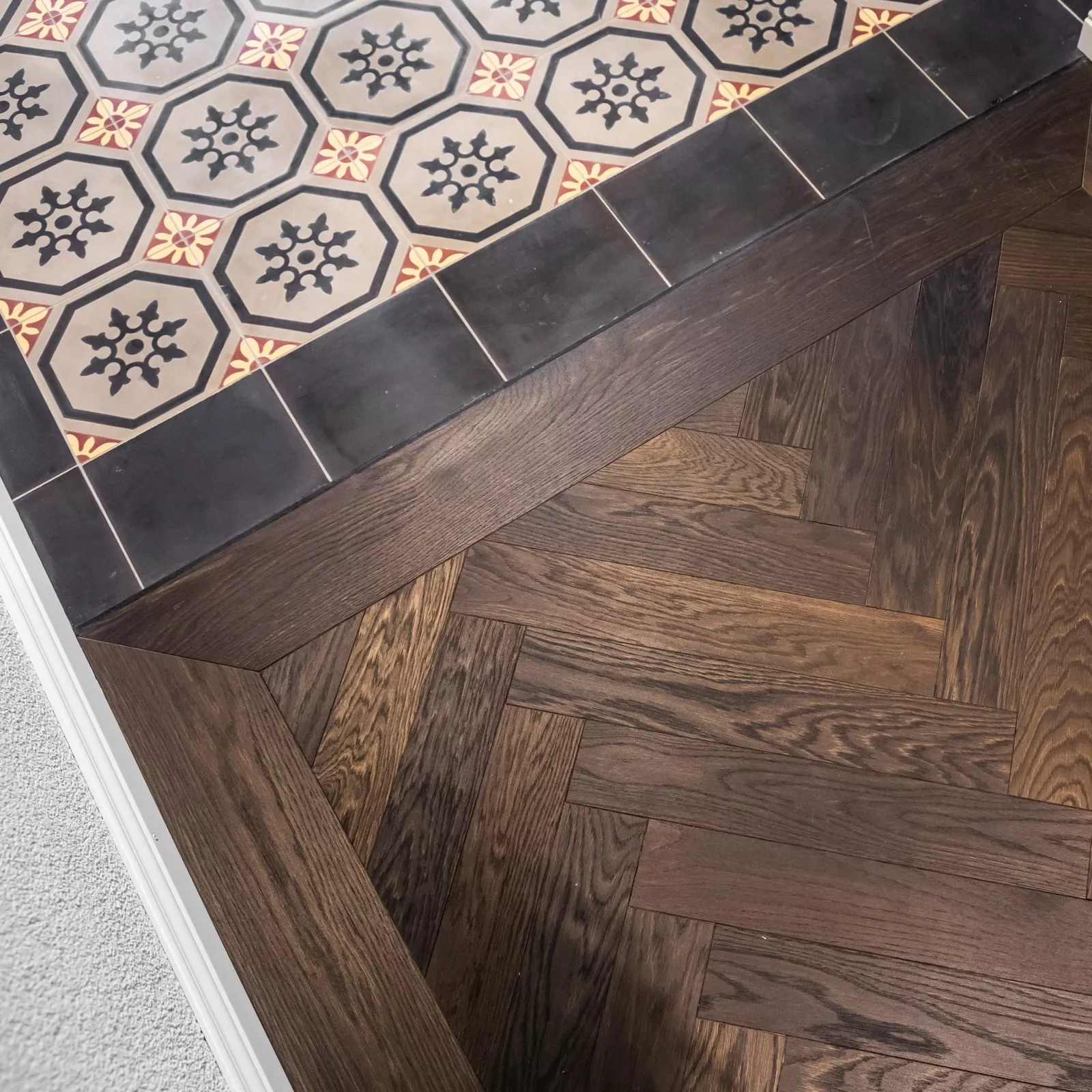 VIA Fliesen im Flur mit Holz