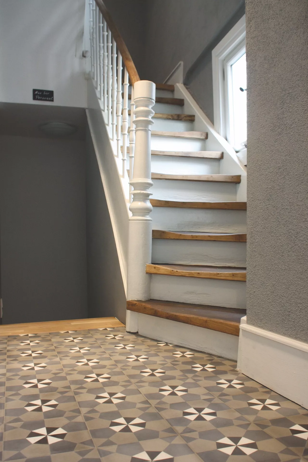 VIA_Zementfliese_13660_flur_grau