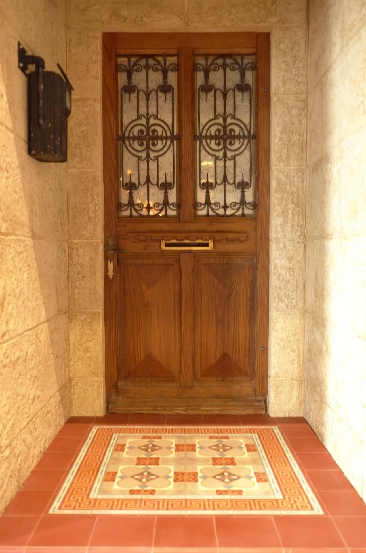 VIA rot gemusterte Zementfliesen im Eingang