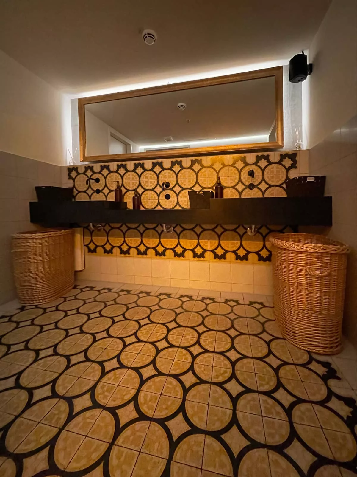 VIA Terrazzoplatten in gelb und schwarz im Bad