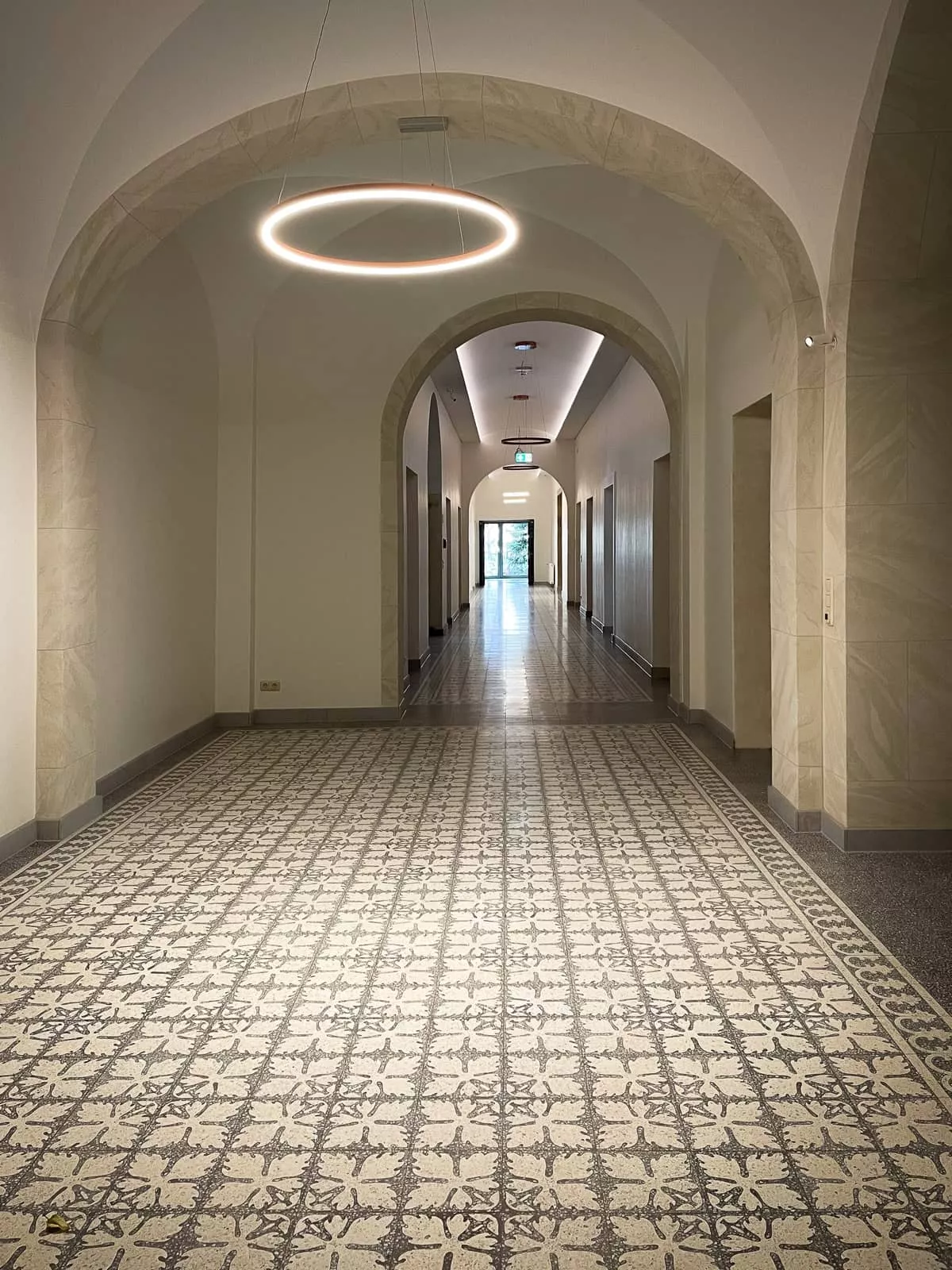 gemusterte Terrazzofliesen im Flur