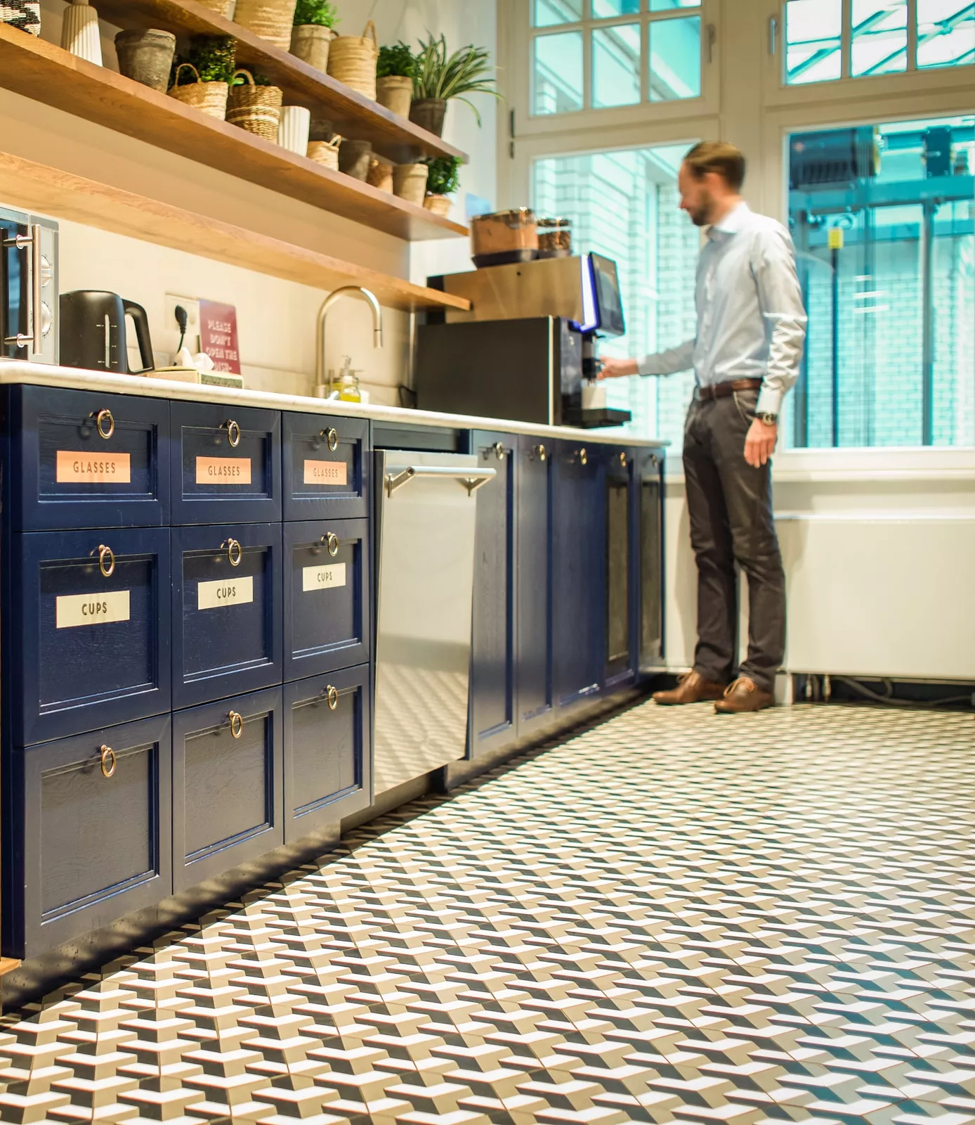 Coworkingspace-Berlin-zementfliesen-muster-600354-via-gmbh