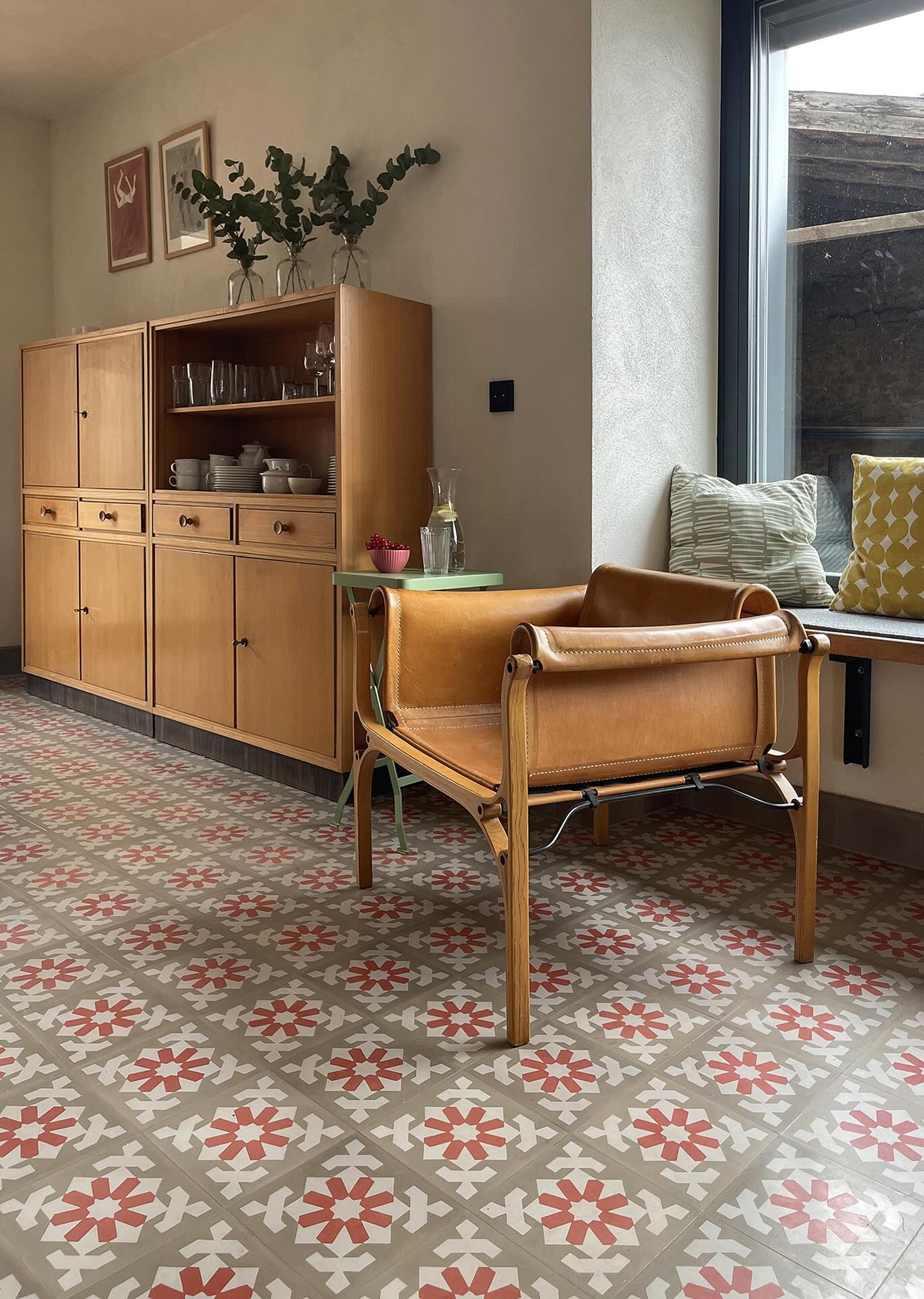 VIA Zementfliese mit Ledersessel