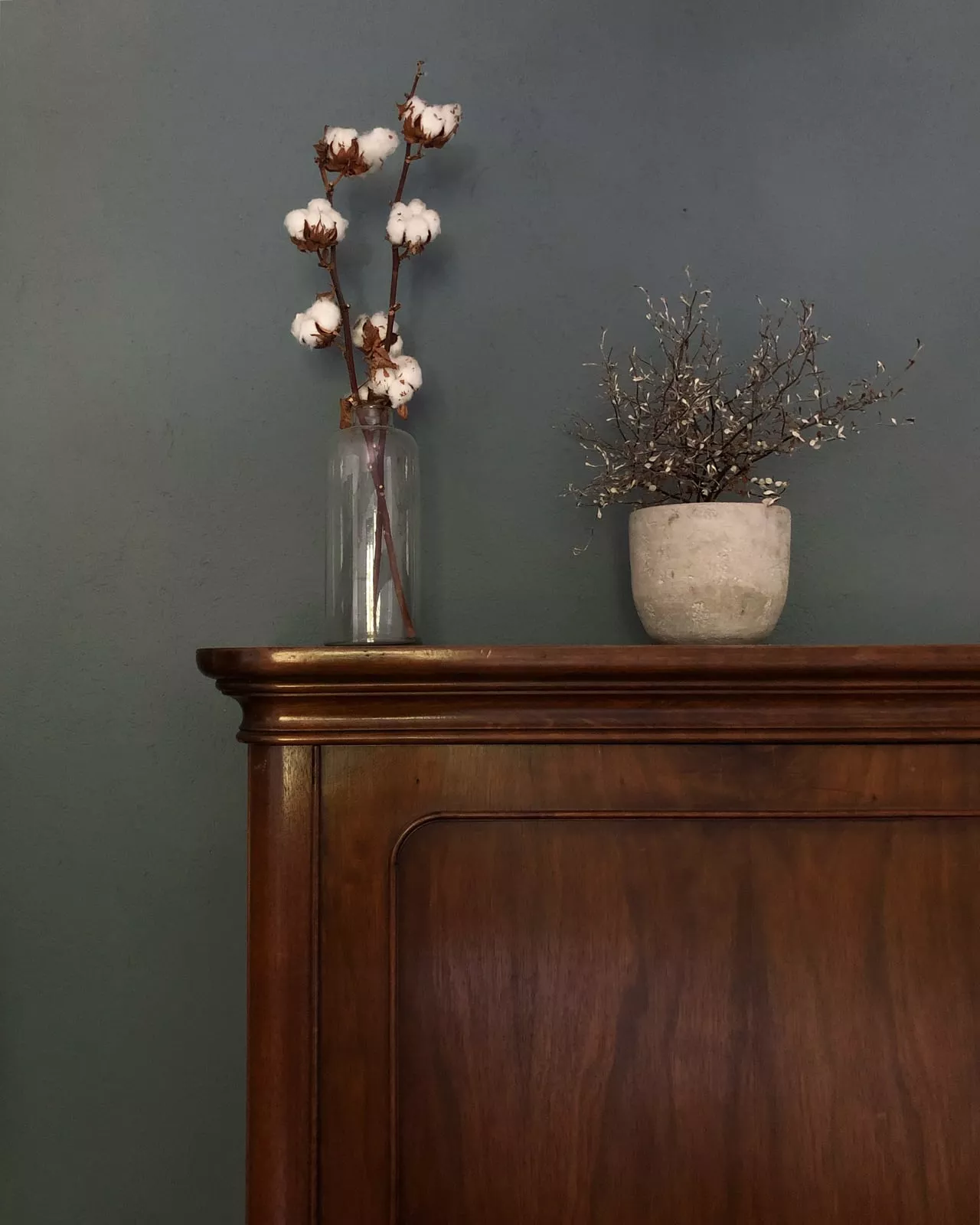 VIA Kreidefarbe Sturmwolkenblau mit Holzschrank