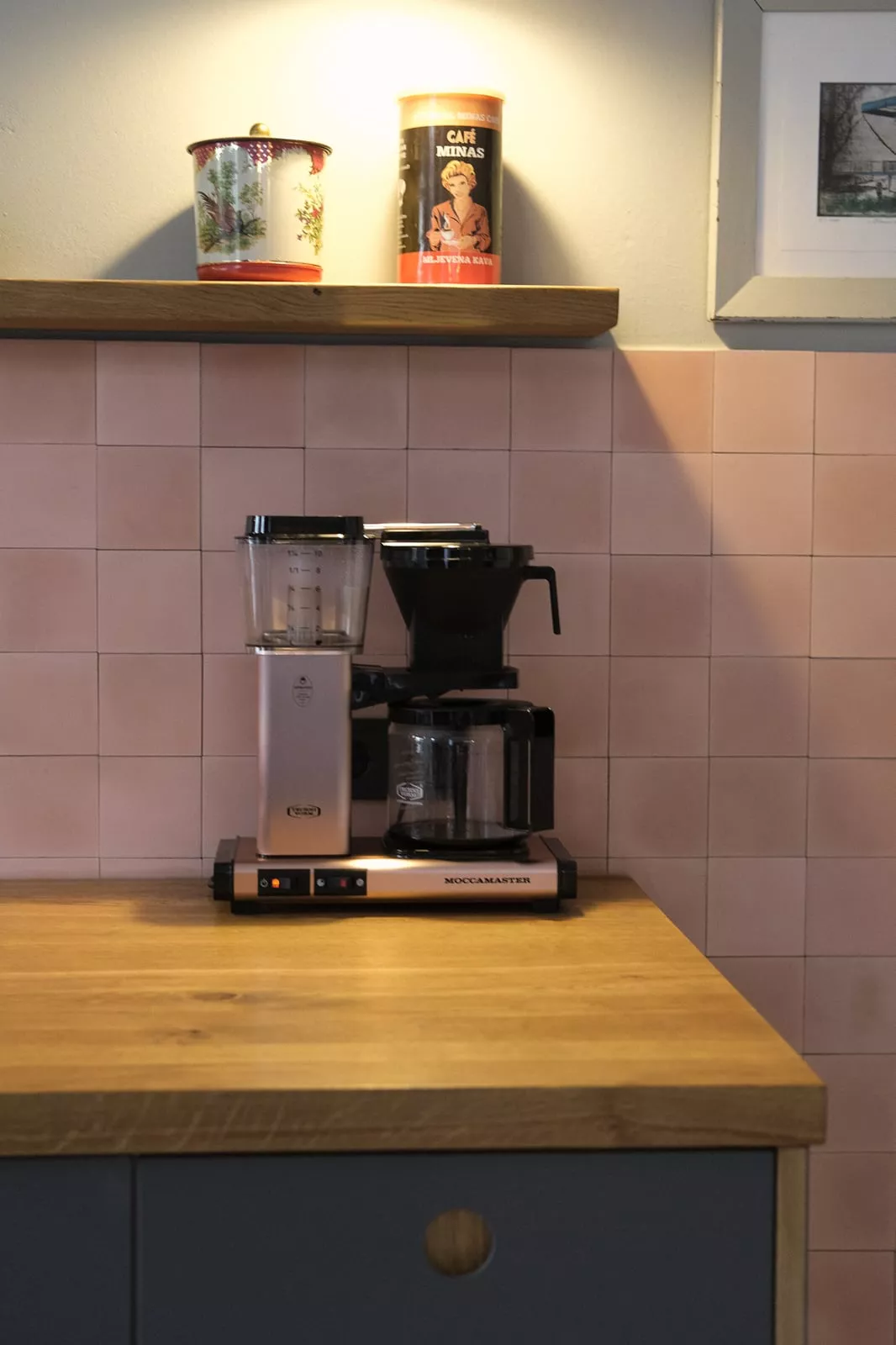 Terrazzofliesen und davor eine Kaffeemaschine