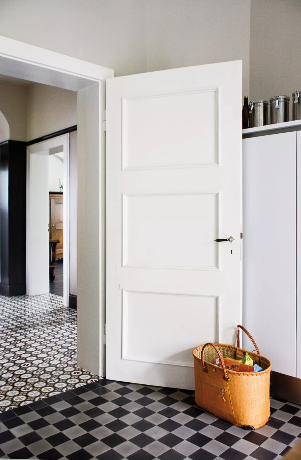 Terrazzofliesen im Karo Muster und eine offene Tür