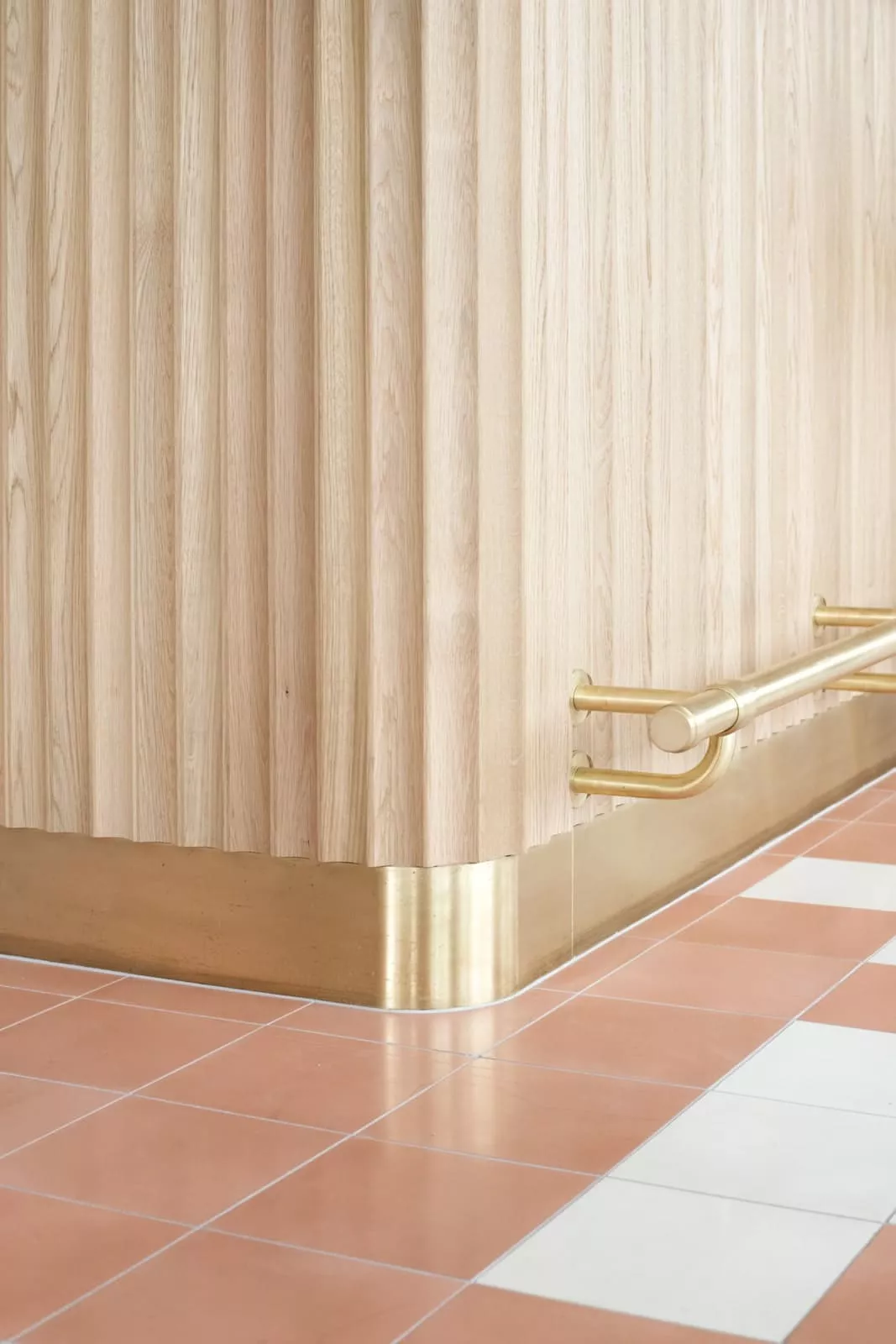 Zementfliesen in uni weiss und rosa im cafe l'aimant