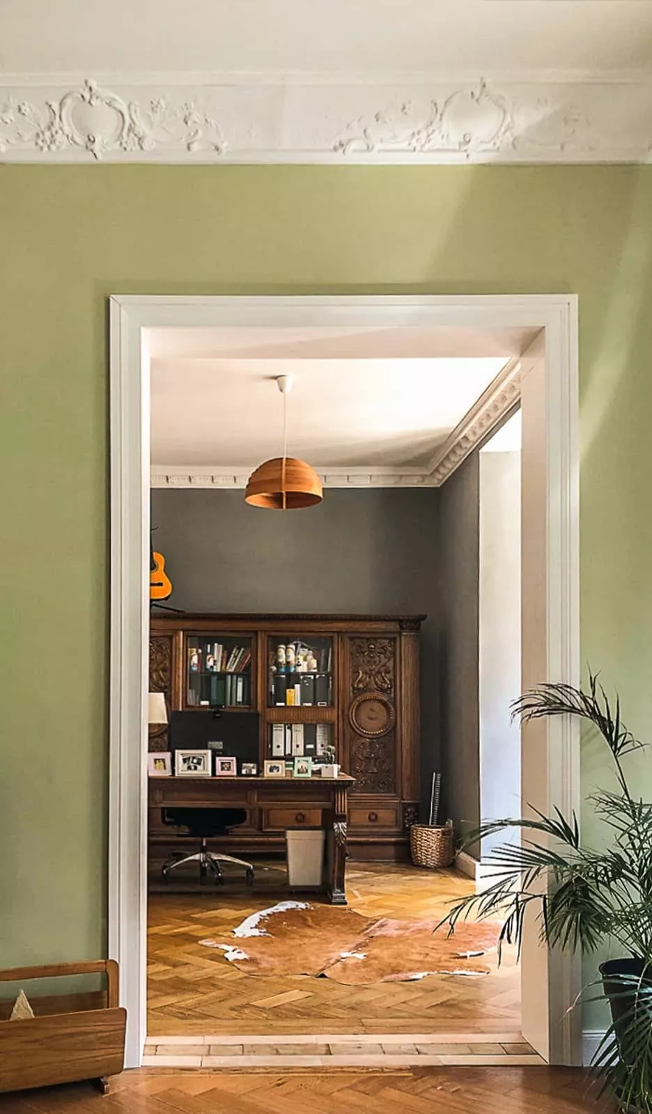 offenes Wohnzimmer in grünem Stil