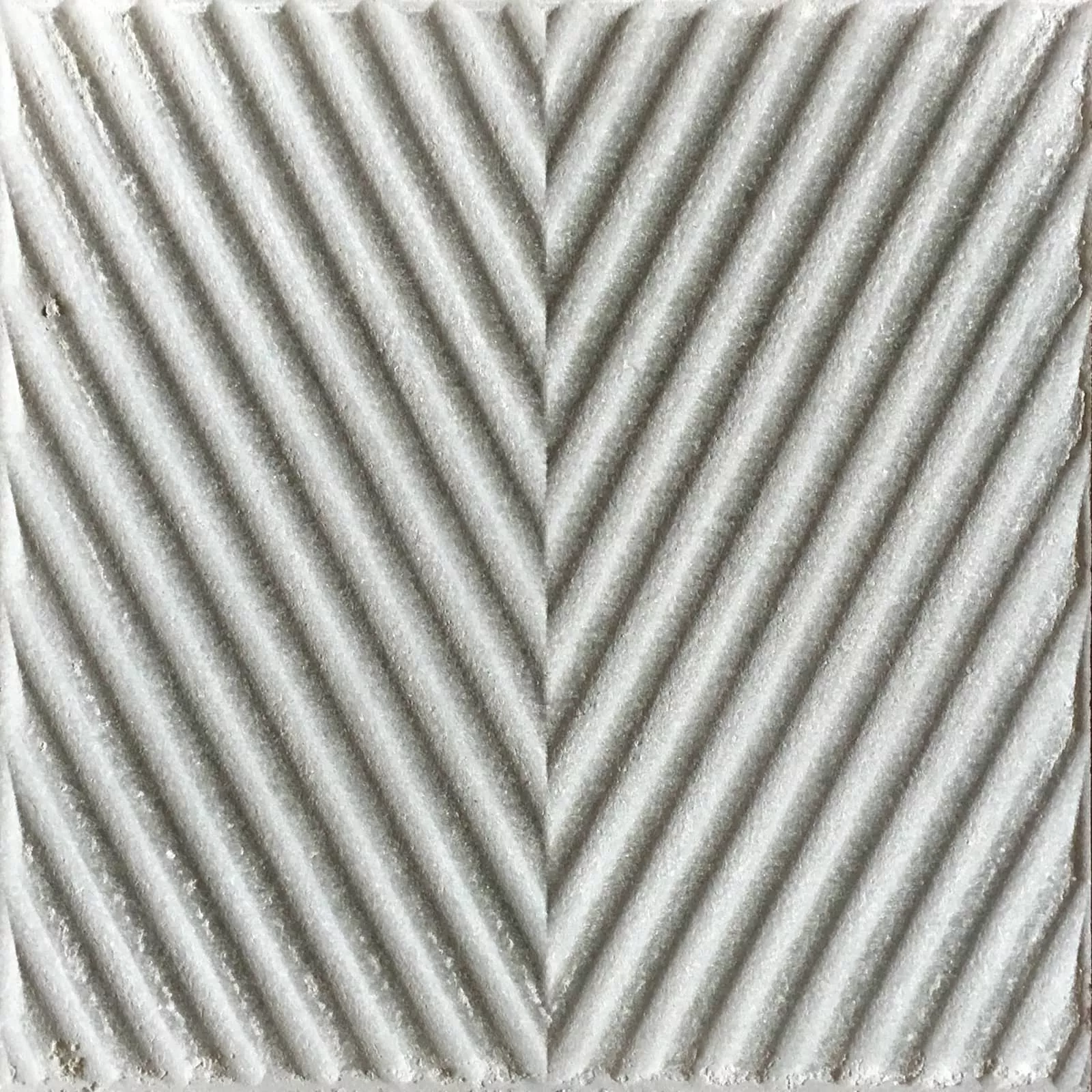 In der Mitte geteilte Trottoirplatte geriffelt